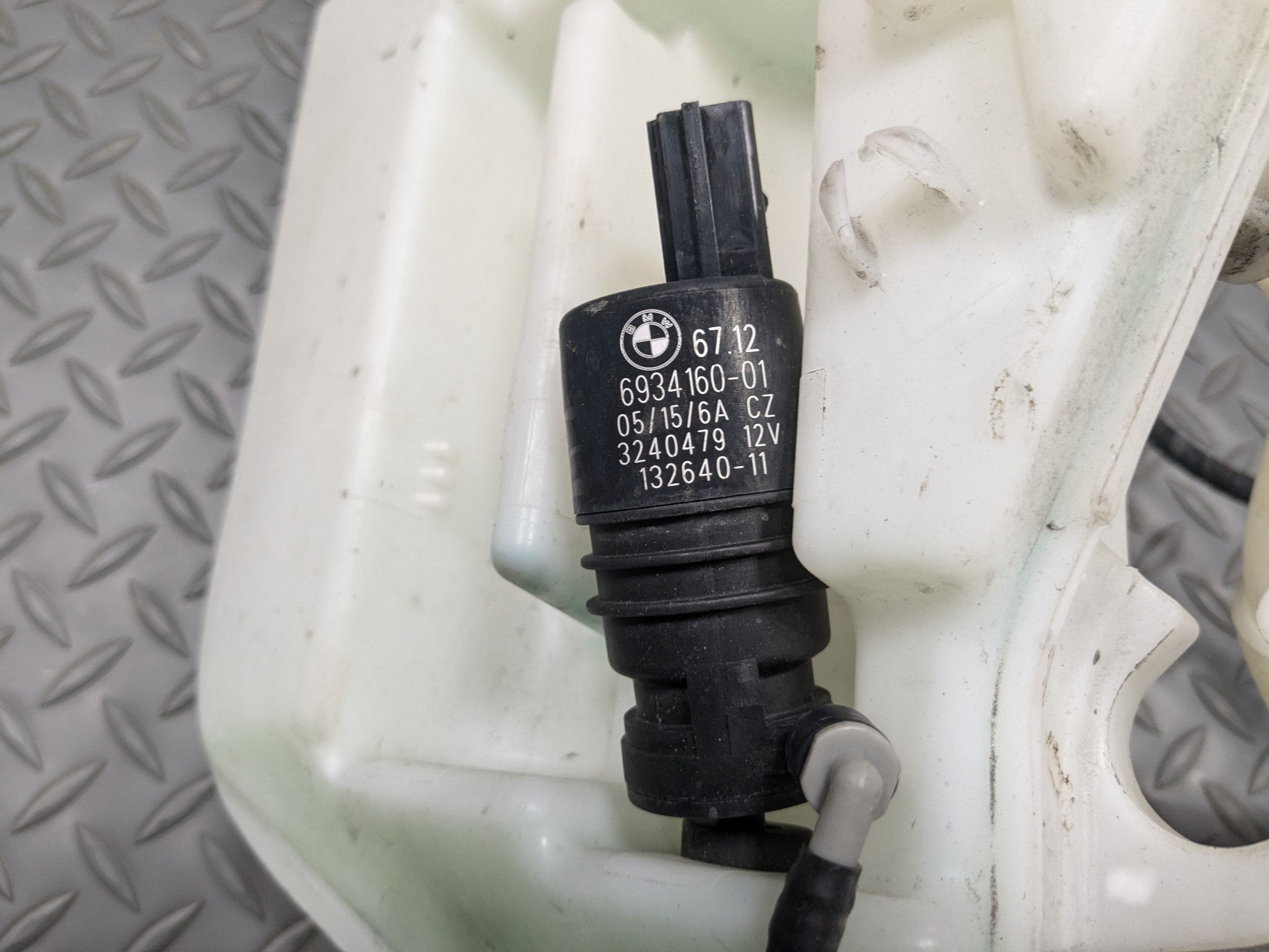 2014 - 2016 BMW 528I OEM FRONT WINDSHIELD WASHER BOTTLE FLUID RESERVOIR TANK