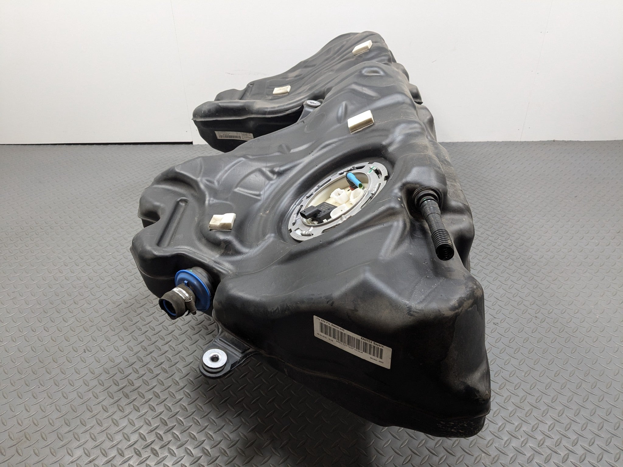 2014 - 2016 BMW 528I OEM GASOLINE GAS FUEL TANK RESERVOIR ASSEMBLY