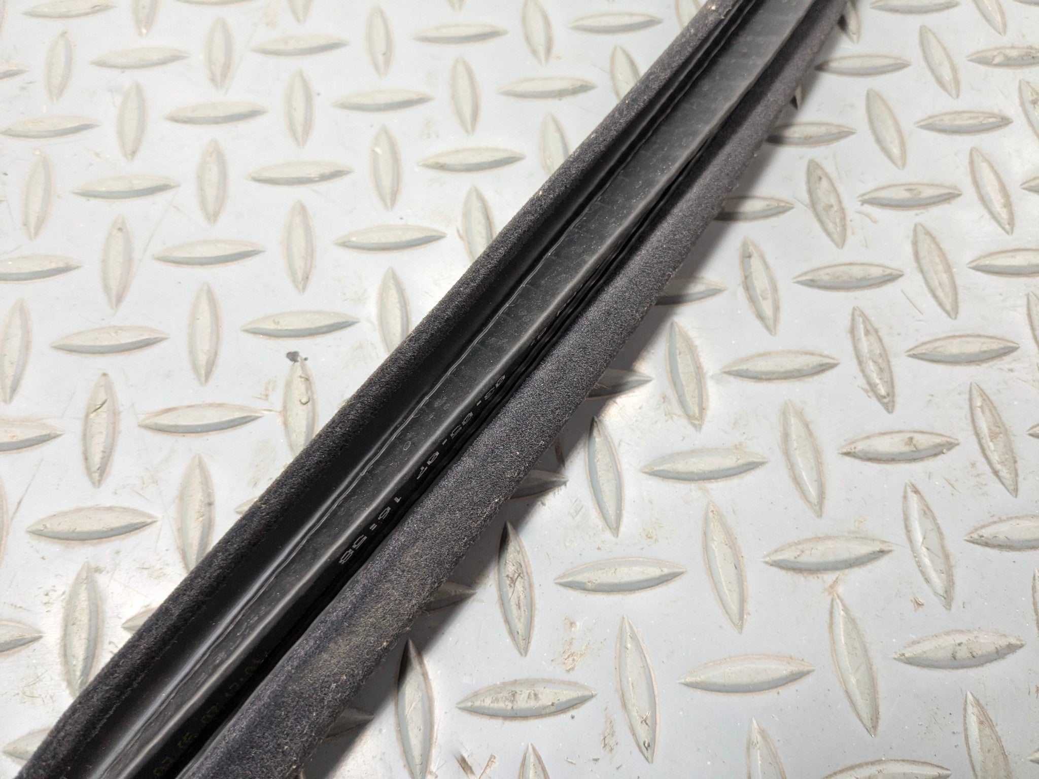 06 - 08 BMW 750I OEM DOOR SEAL WEATHER STRIPPING RUBBER FRONT LEFT DRIVER SIDE