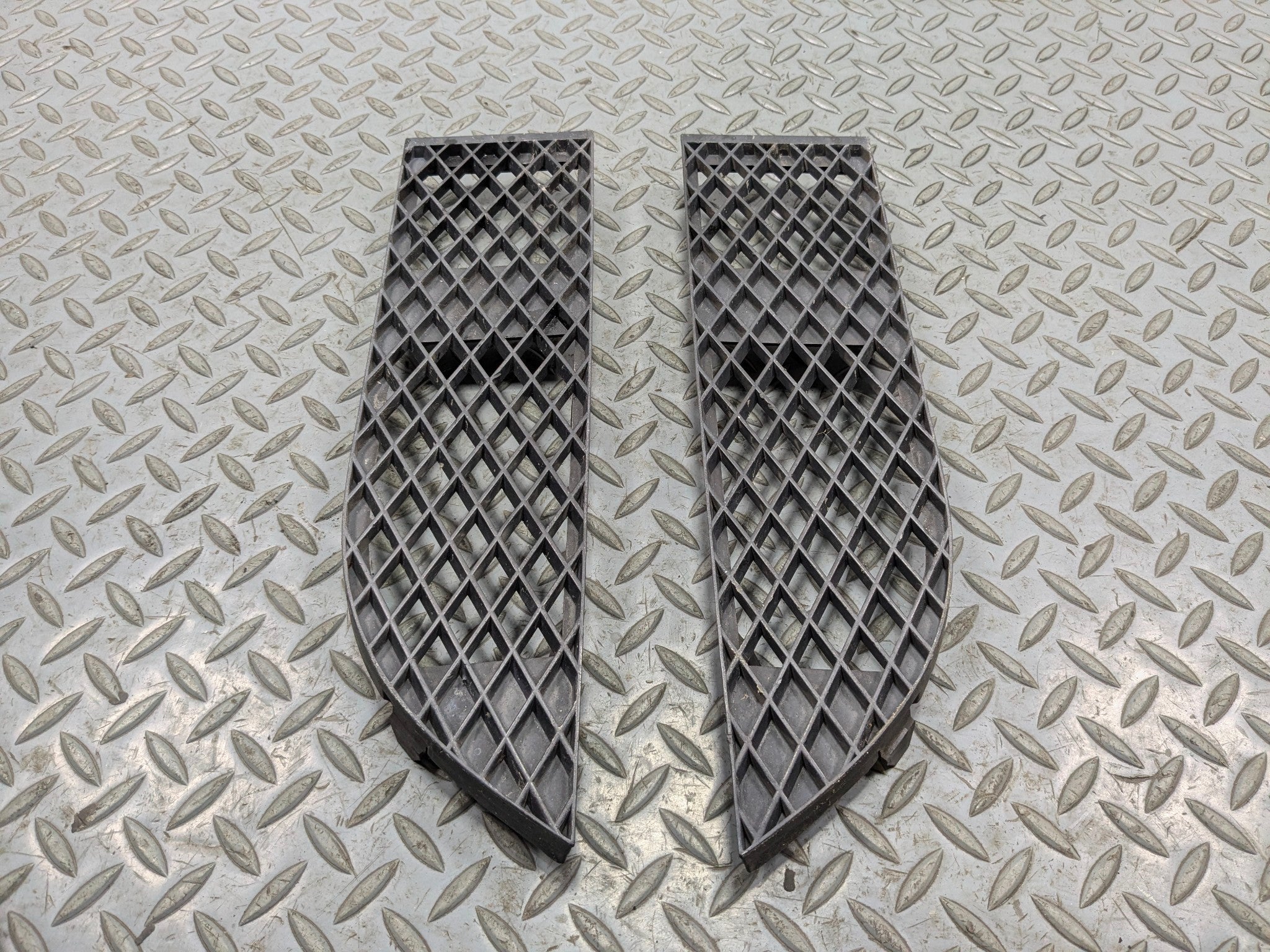 06 - 08 BMW 750I OEM LOWER GRILLE SET BUMPER MOUNTED FRONT LEFT AND RIGHT SIDE