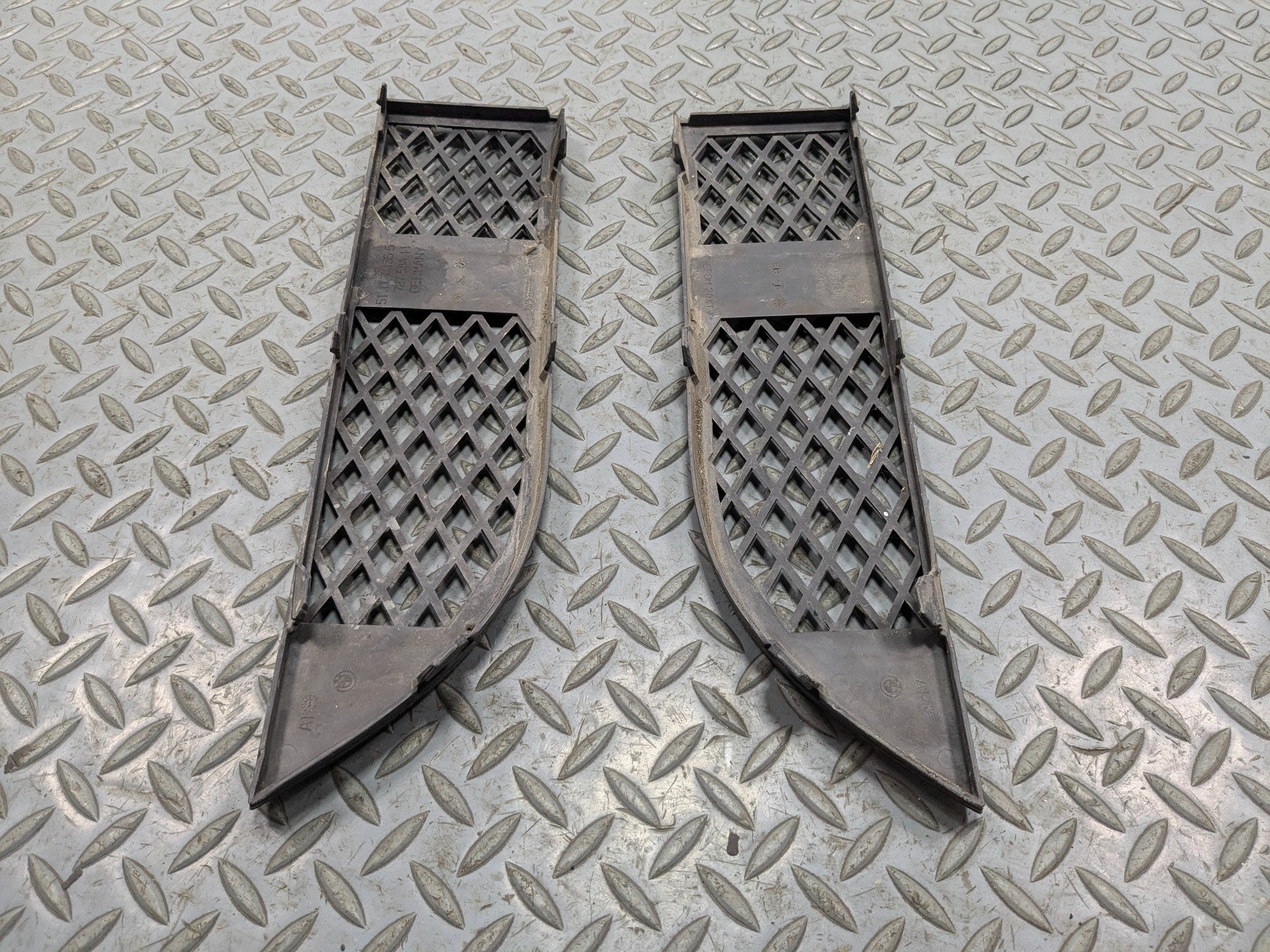 06 - 08 BMW 750I OEM LOWER GRILLE SET BUMPER MOUNTED FRONT LEFT AND RIGHT SIDE