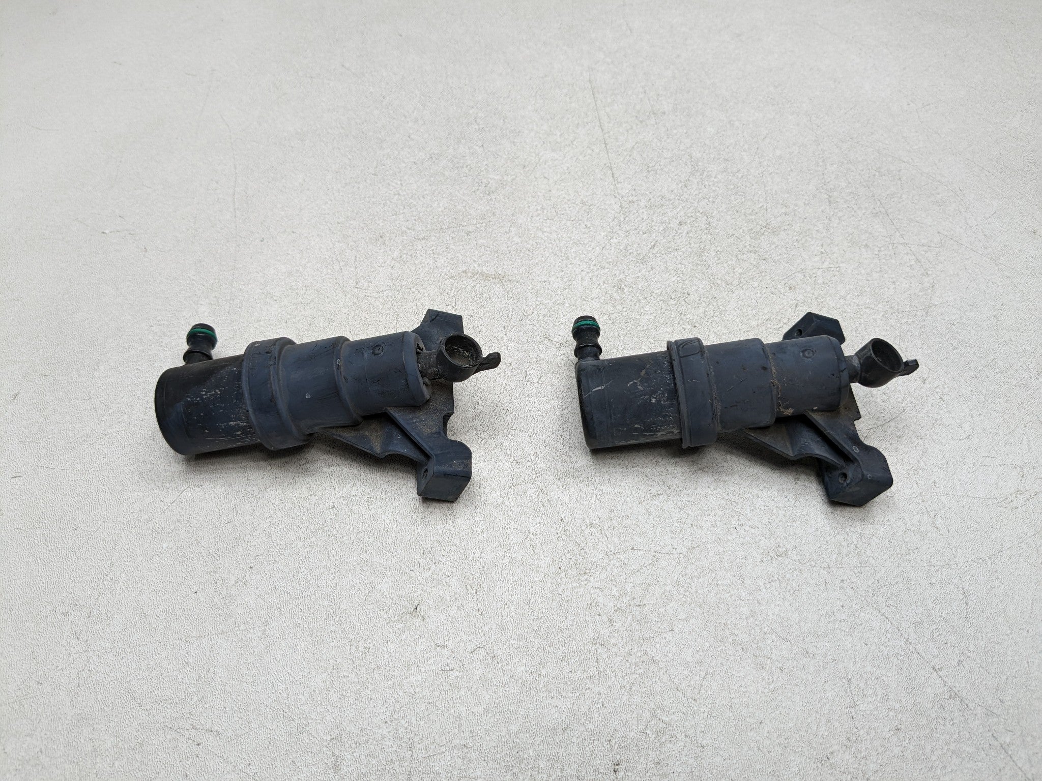 06 - 08 BMW 750I OEM HEADLIGHT WASHER SPRAY JET NOZZLE SET FRONT LEFT AND RIGHT