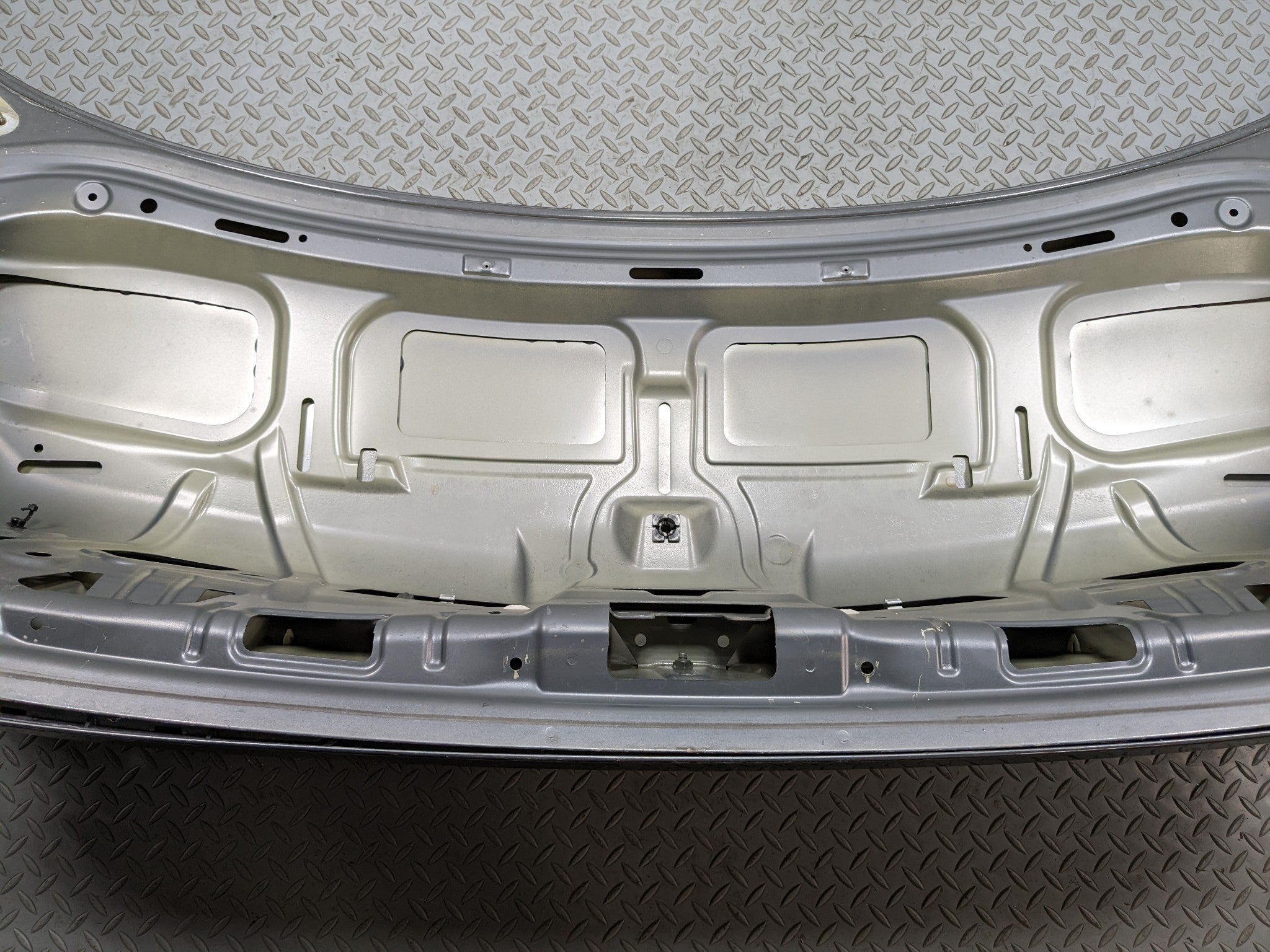 06 - 08 BMW 750I OEM REAR TRUNK DECK LID SHELL COVER PANEL WITH EMBLEM ASSEMBLY