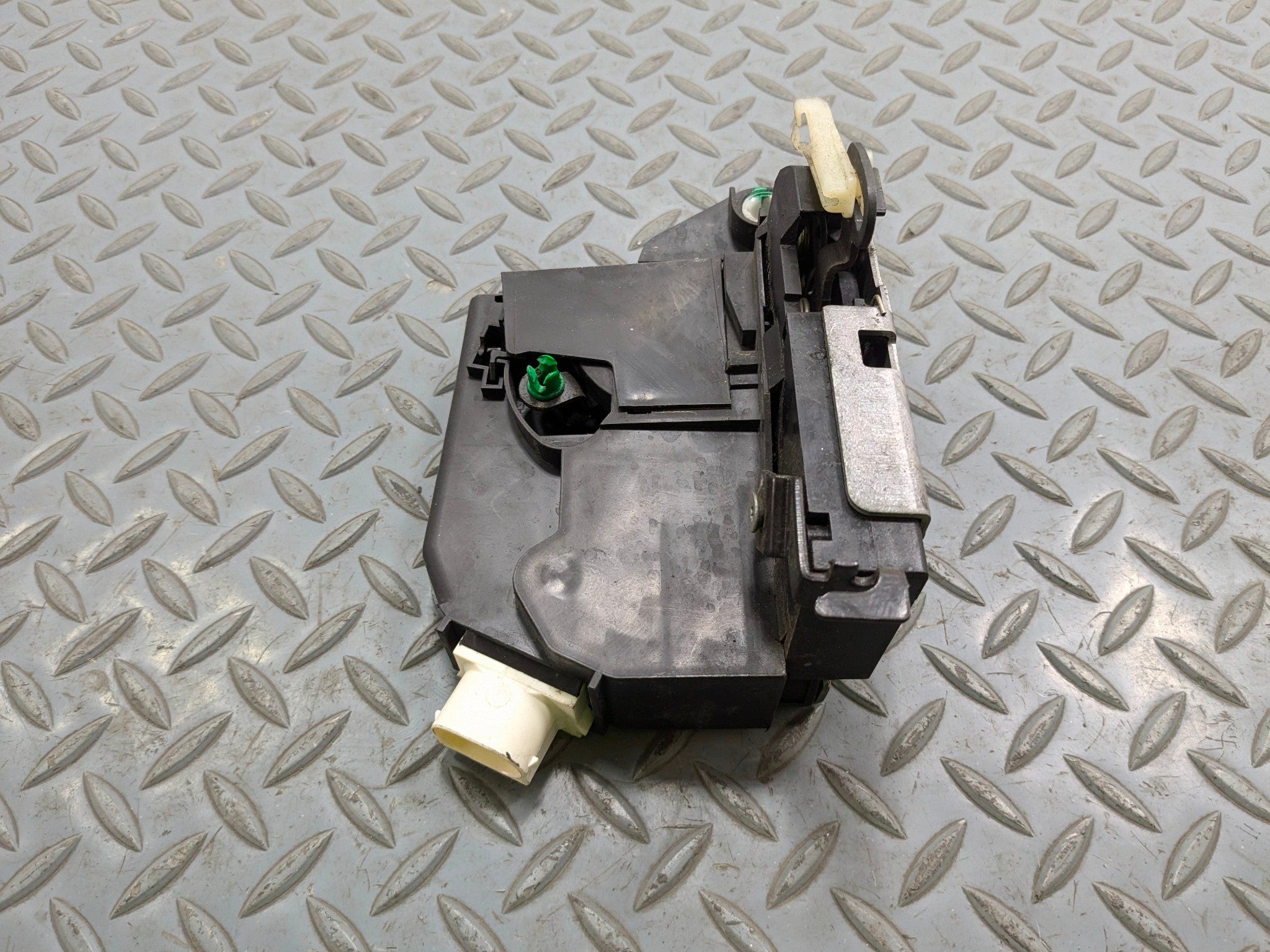 2011 - 2014 MINI COOPER CLUBMAN OEM DOOR LATCH ACTUATOR FRONT LEFT DRIVER SIDE