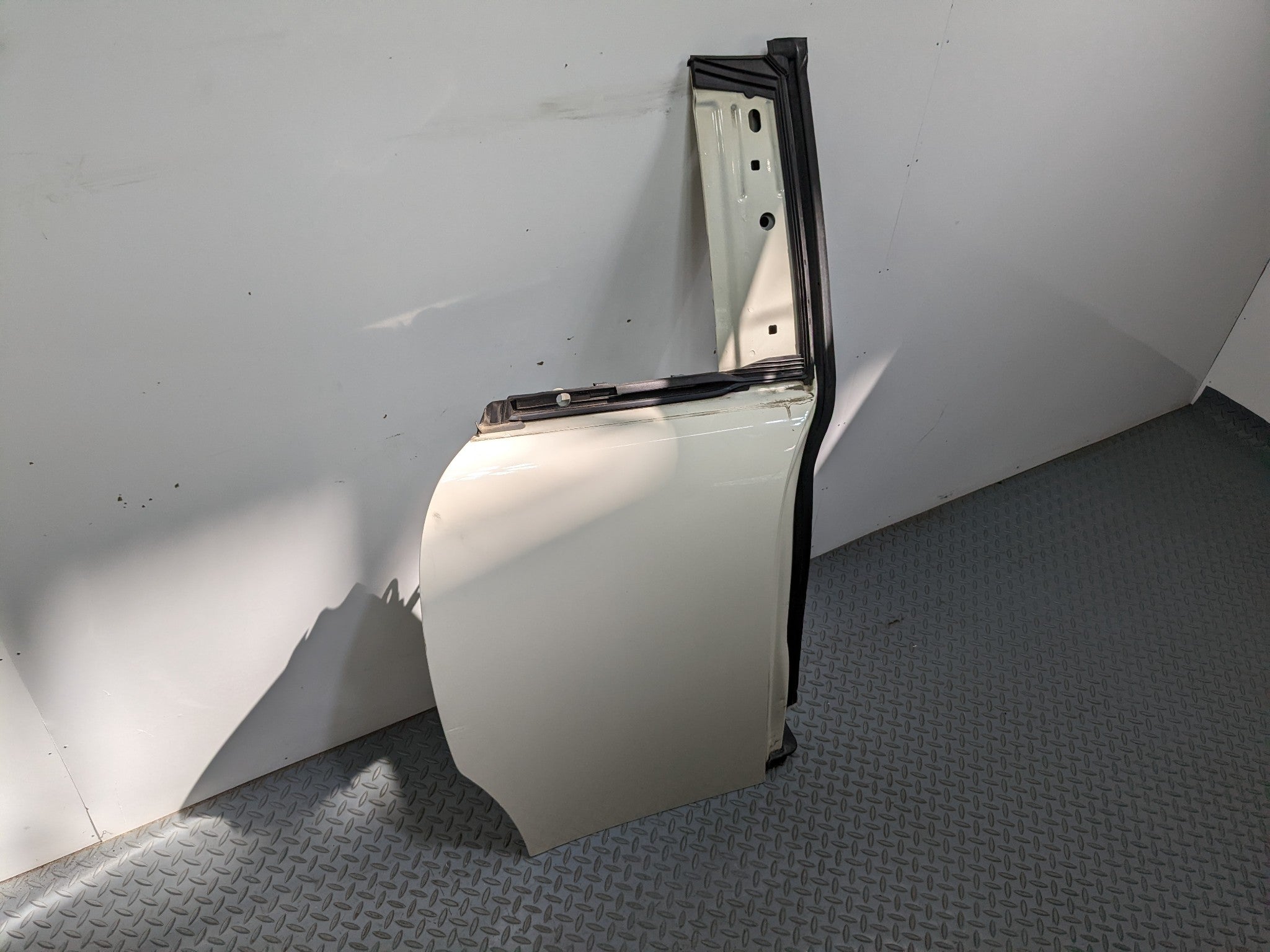 11 - 14 MINI COOPER CLUBMAN OEM DOOR SHELL PANEL PEPPER WHITE REAR RIGHT SIDE