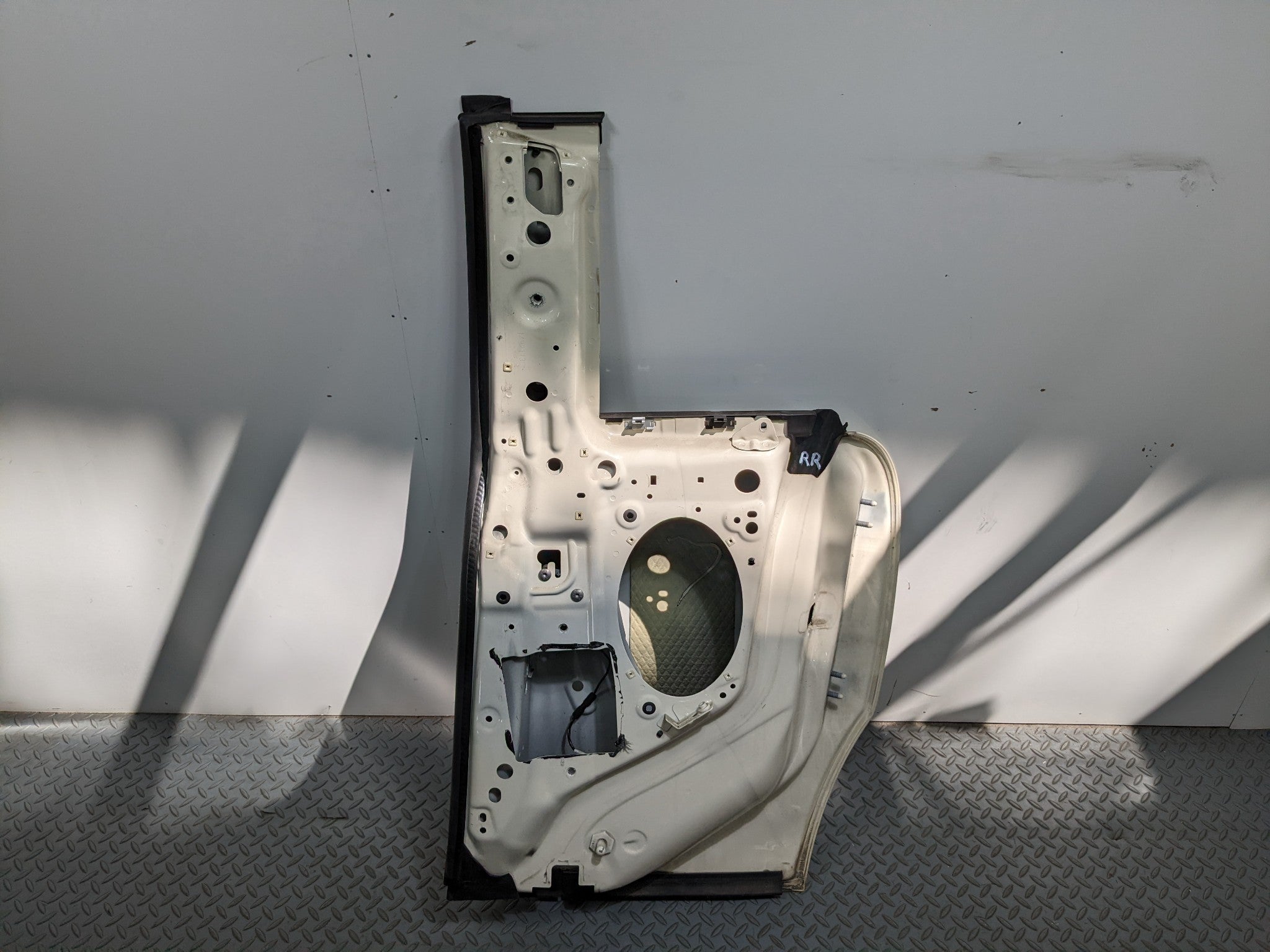 11 - 14 MINI COOPER CLUBMAN OEM DOOR SHELL PANEL PEPPER WHITE REAR RIGHT SIDE