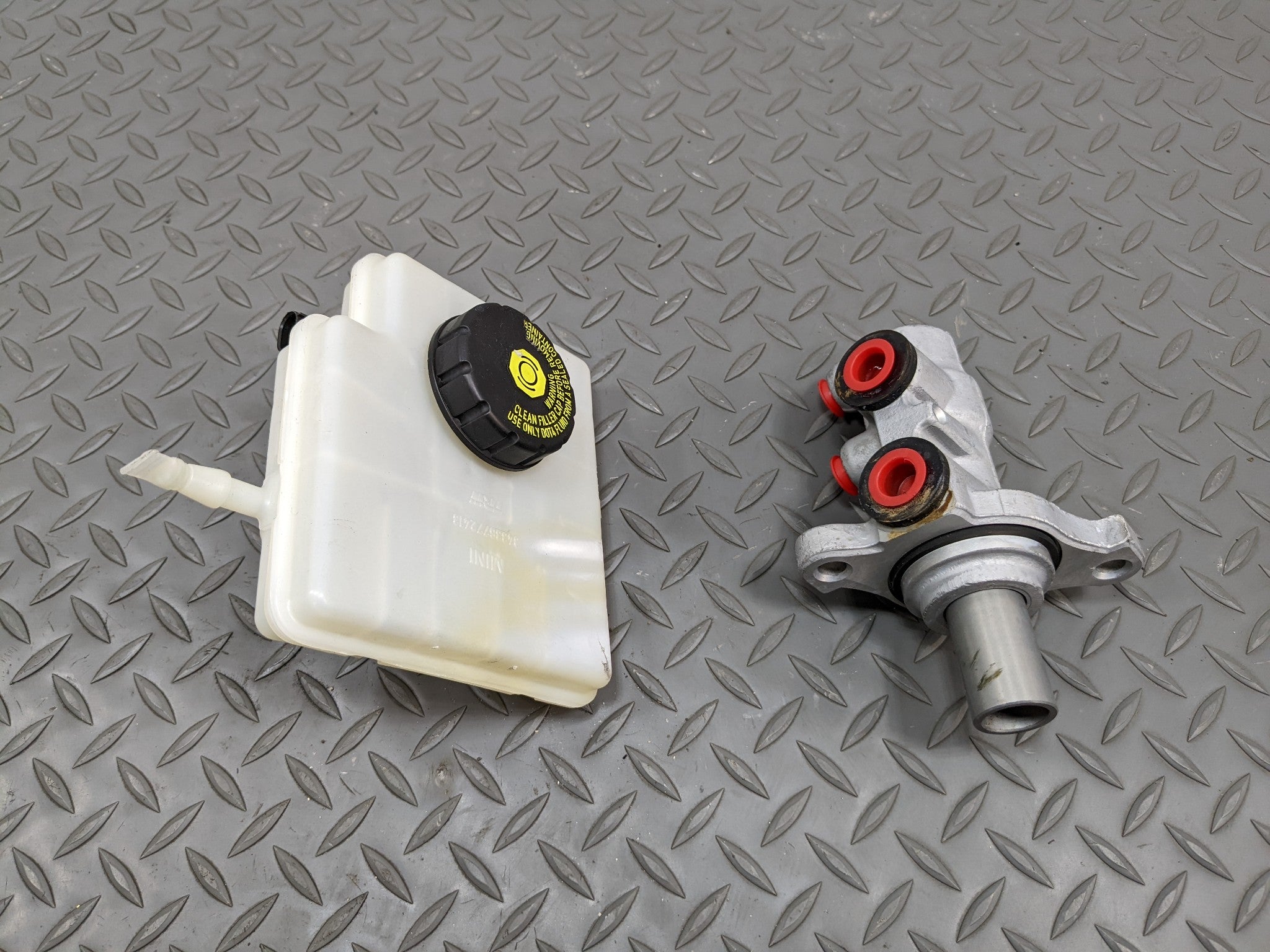 2011 - 2014 MINI COOPER CLUBMAN OEM BRAKE MASTER CYLINDER WITH RESERVOIR TANK