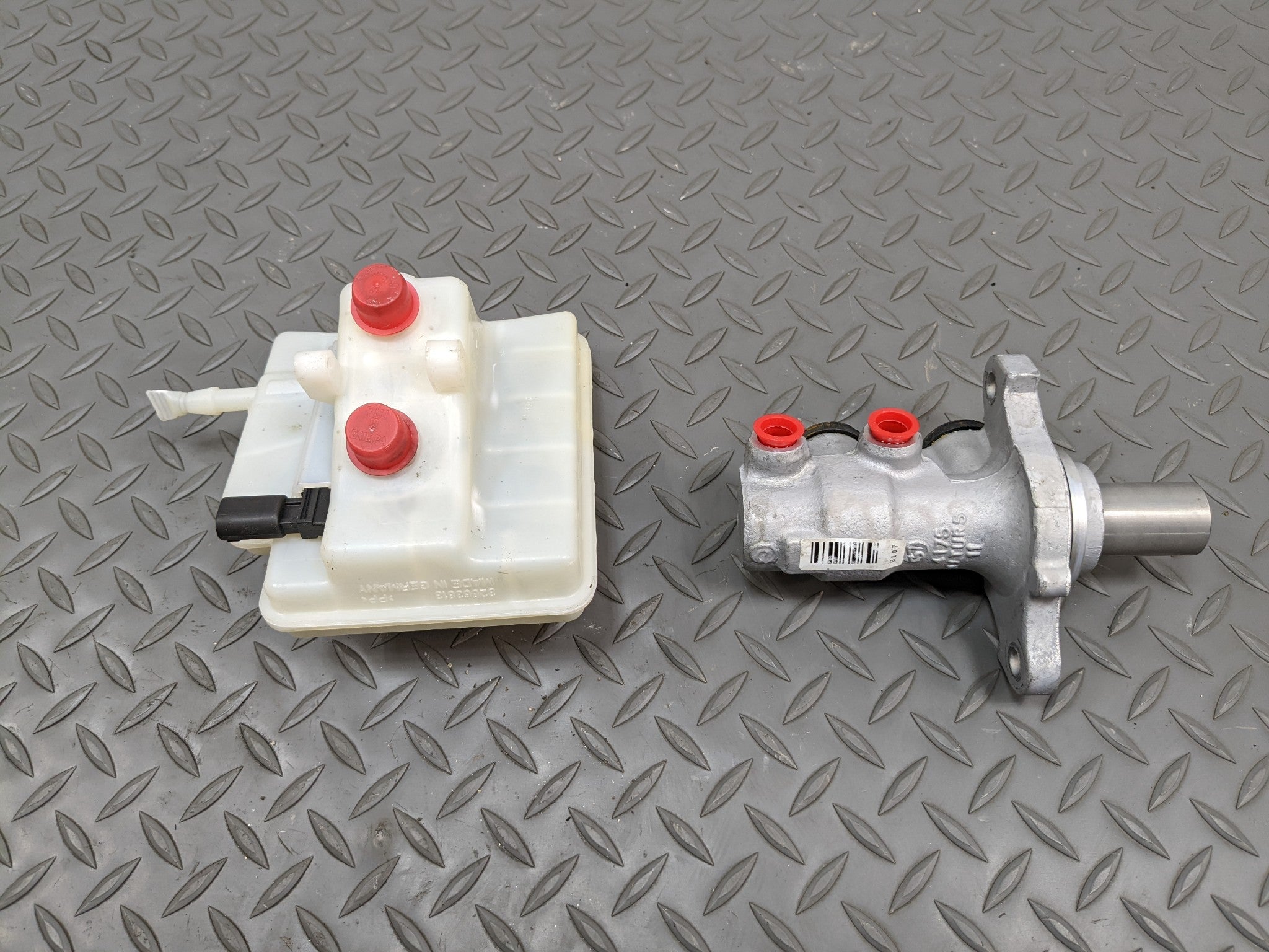 2011 - 2014 MINI COOPER CLUBMAN OEM BRAKE MASTER CYLINDER WITH RESERVOIR TANK