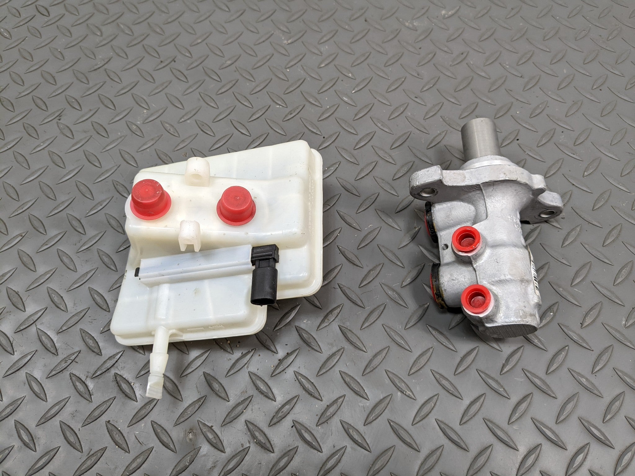 2011 - 2014 MINI COOPER CLUBMAN OEM BRAKE MASTER CYLINDER WITH RESERVOIR TANK