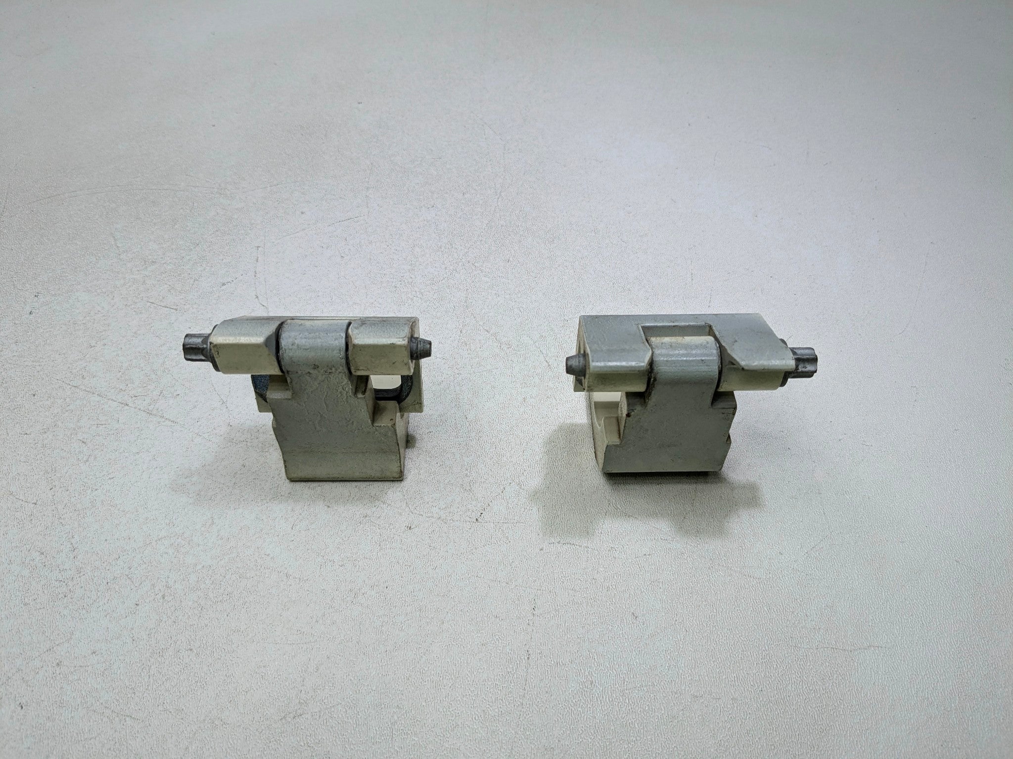 11 - 14 MINI COOPER CLUBMAN OEM DOOR HINGE SET UPPER AND LOWER REAR RIGHT SIDE