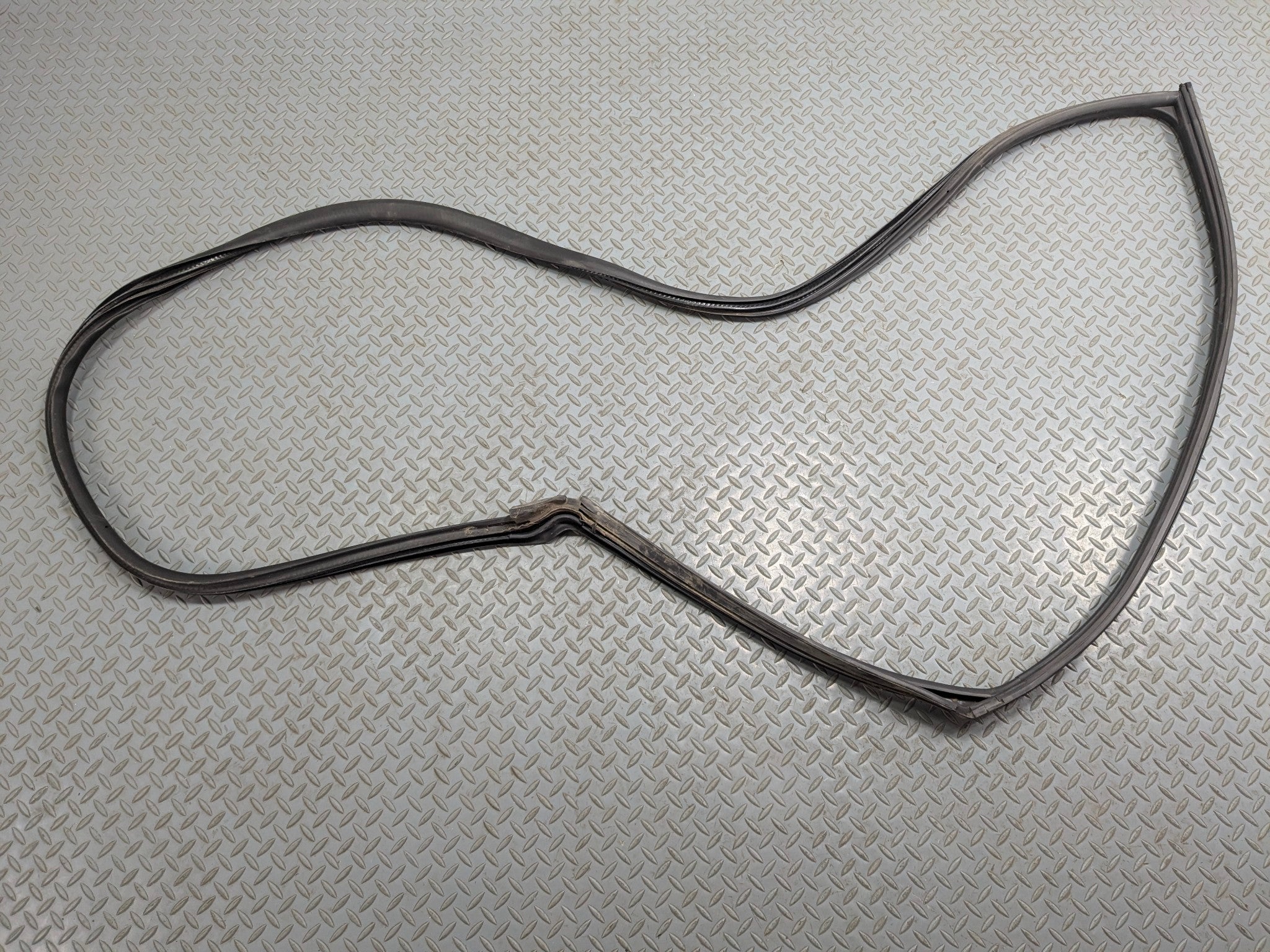 2011 - 2014 MINI COOPER CLUBMAN OEM DOOR SEAL WEATHER STRIPPING FRONT RIGHT SIDE