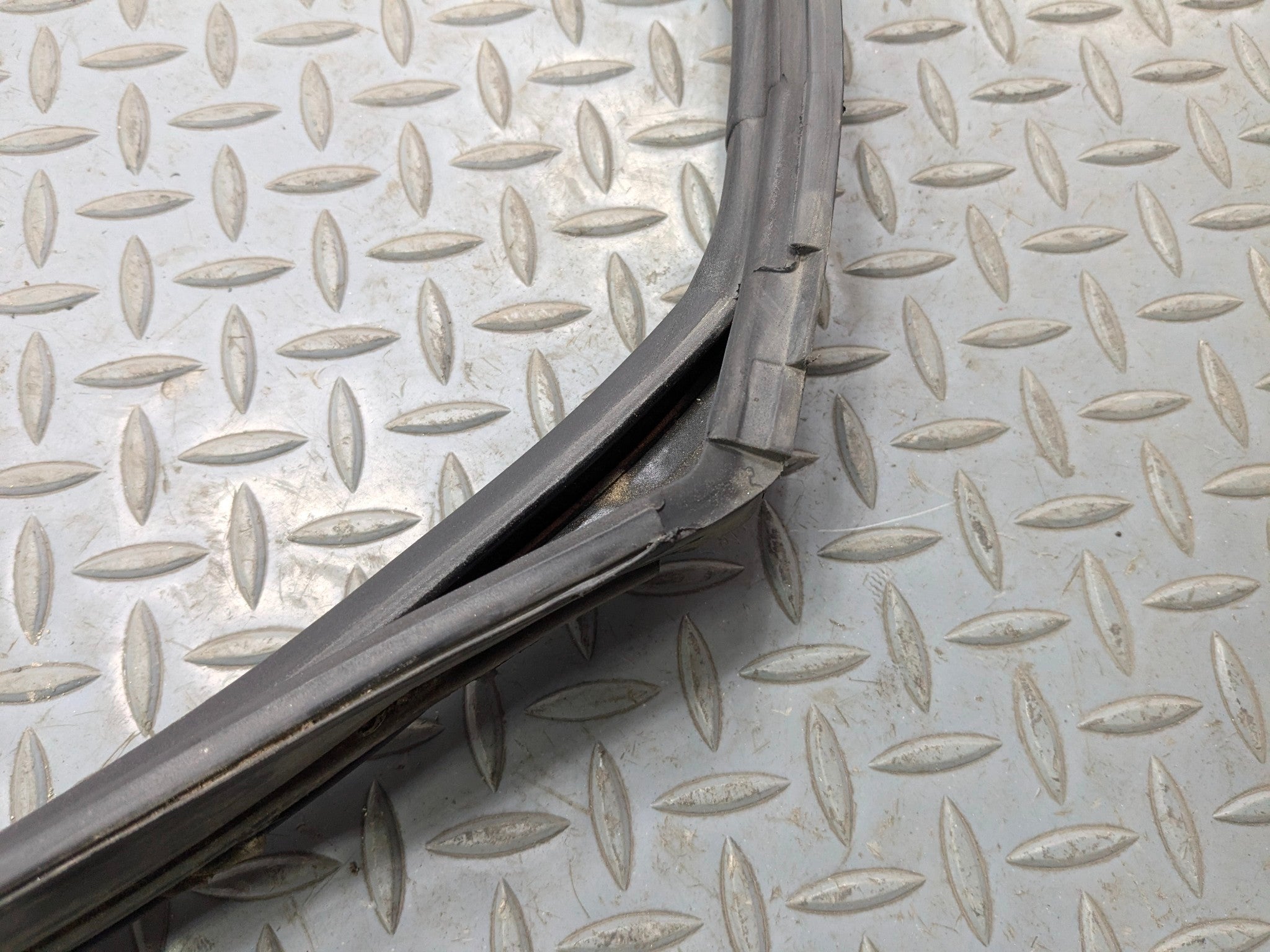 2011 - 2014 MINI COOPER CLUBMAN OEM DOOR SEAL WEATHER STRIPPING FRONT RIGHT SIDE