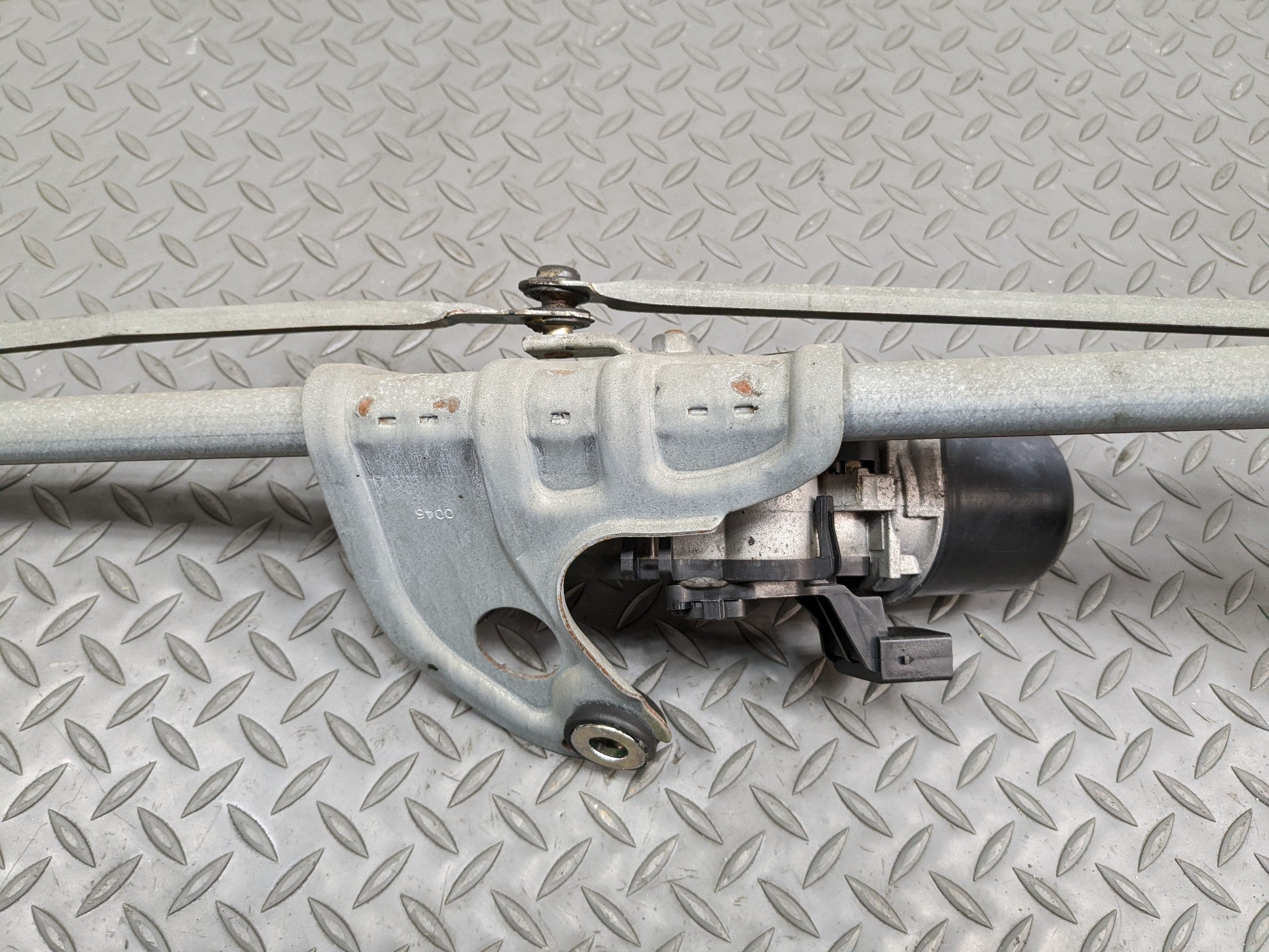 11 - 14 MINI COOPER CLUBMAN OEM WINDSHEILD WIPER TRANSMISSION LINKAGE WITH MOTOR