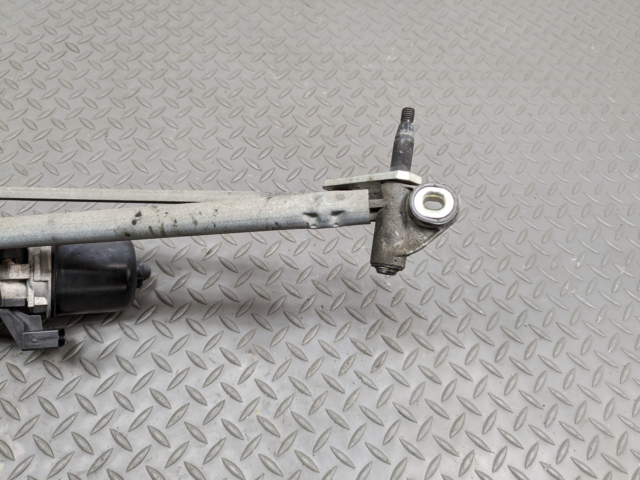 11 - 14 MINI COOPER CLUBMAN OEM WINDSHEILD WIPER TRANSMISSION LINKAGE WITH MOTOR