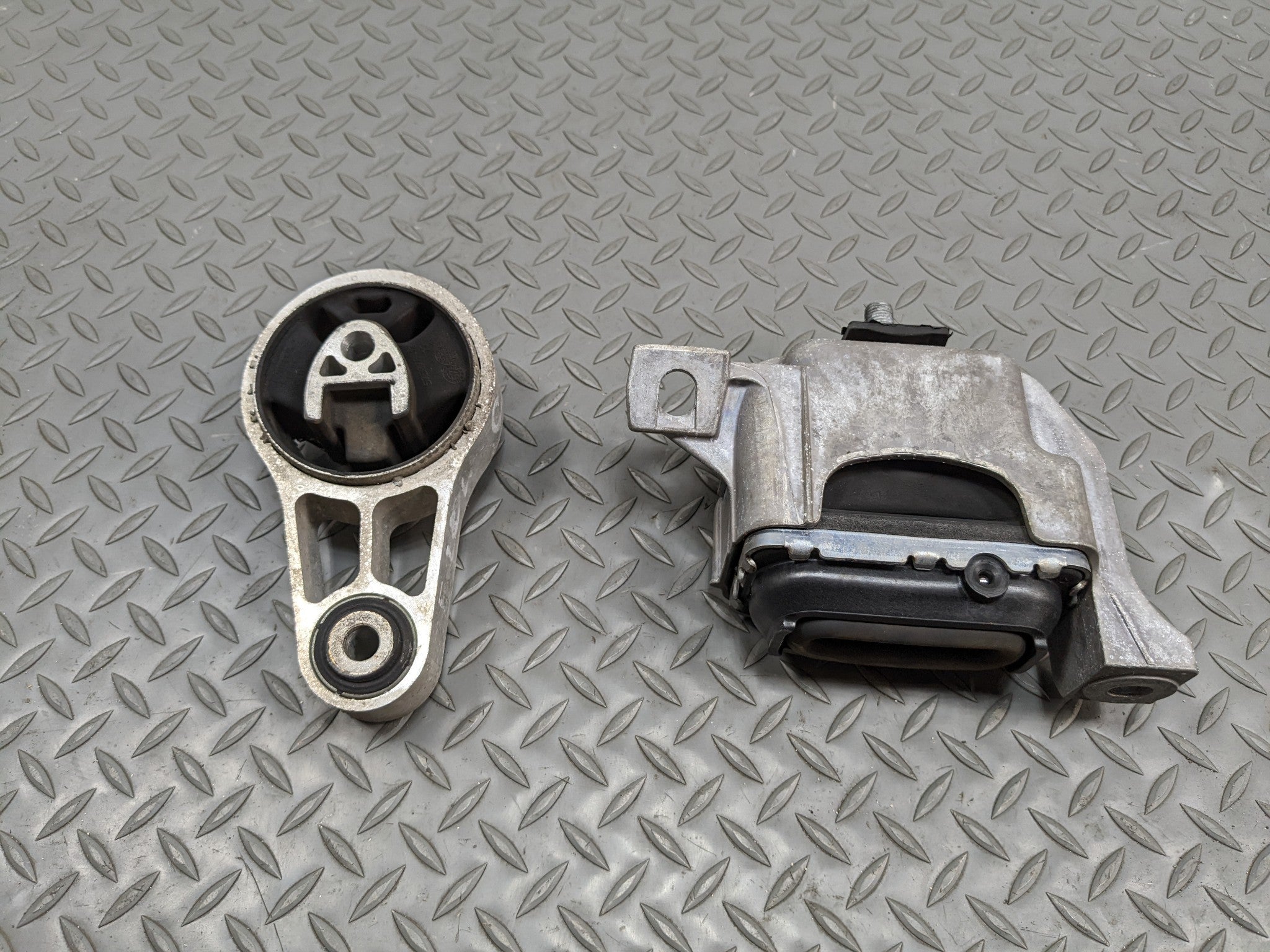 2011 - 2014 MINI COOPER CLUBMAN OEM ENGINE MOTOR HYDRAULIC MOUNT SUPPORT BRACE