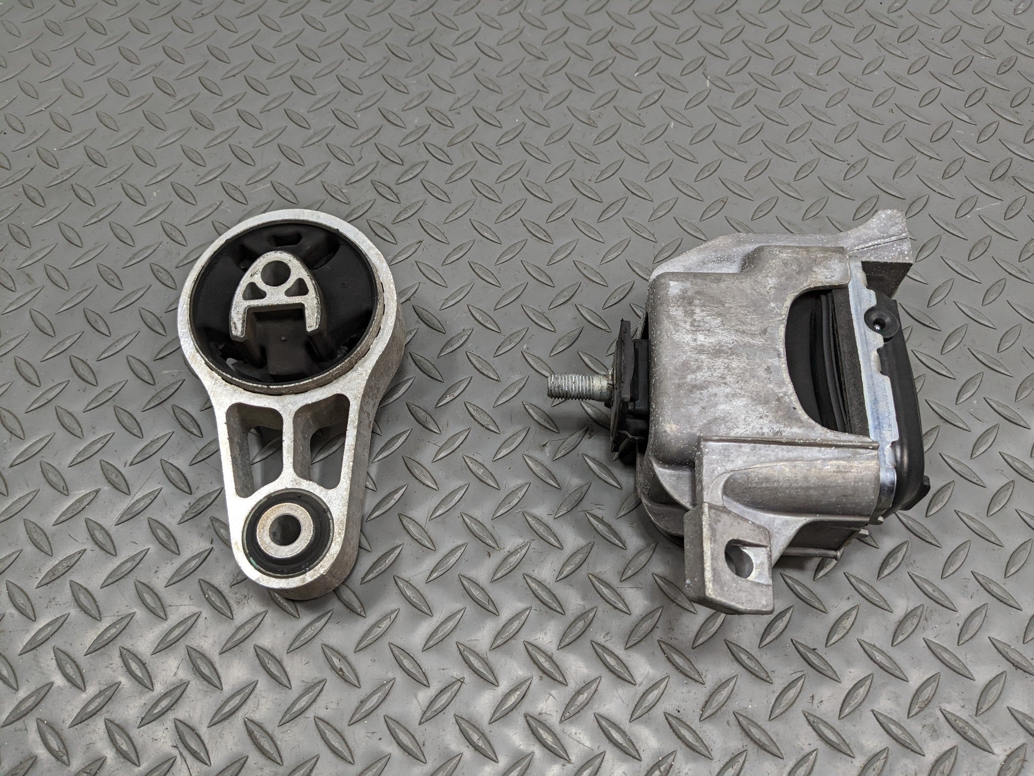 2011 - 2014 MINI COOPER CLUBMAN OEM ENGINE MOTOR HYDRAULIC MOUNT SUPPORT BRACE