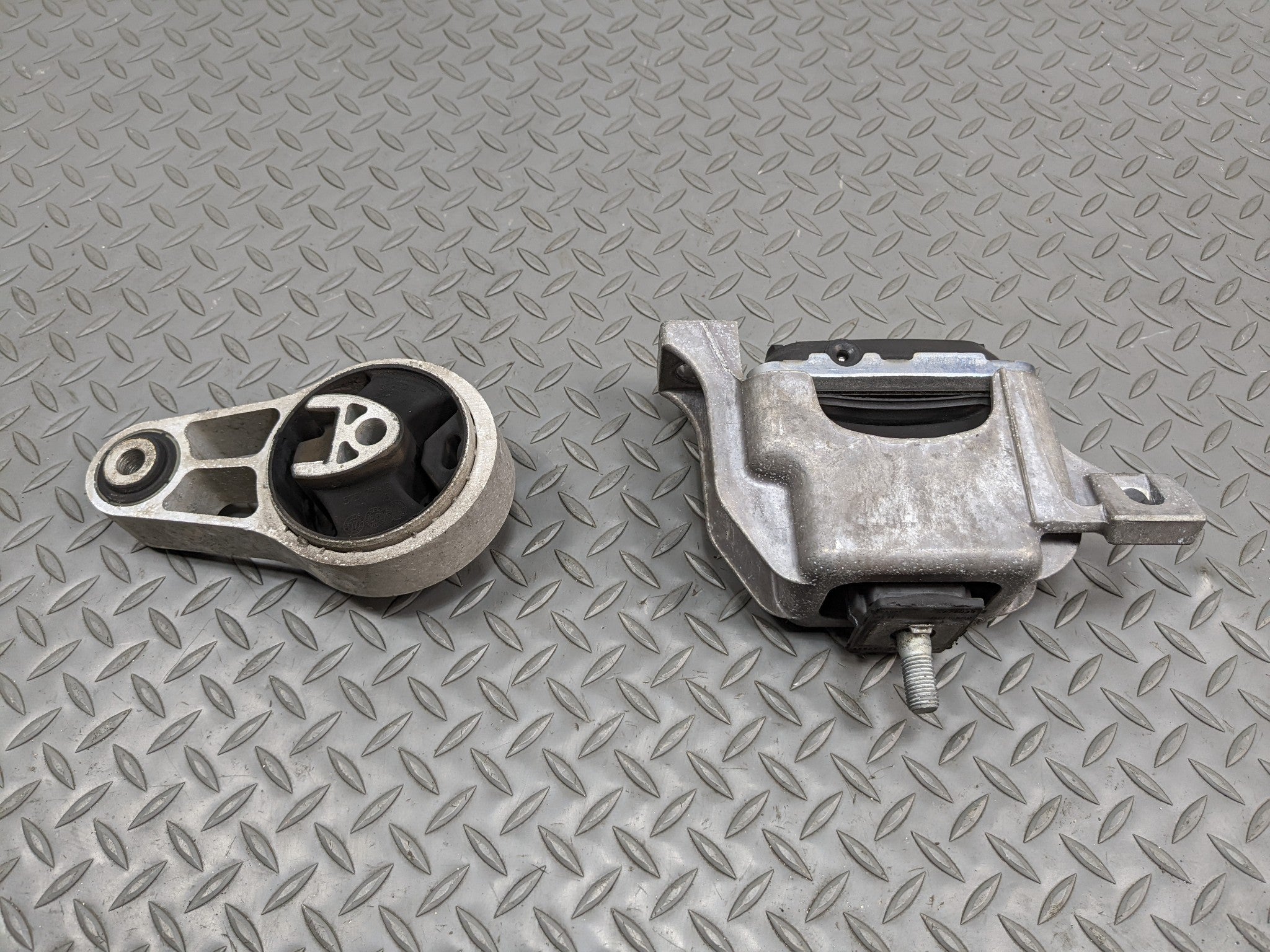 2011 - 2014 MINI COOPER CLUBMAN OEM ENGINE MOTOR HYDRAULIC MOUNT SUPPORT BRACE