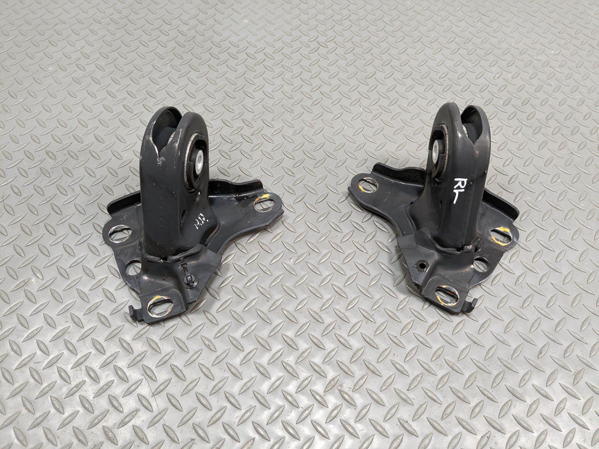 11 - 14 MINI COOPER CLUBMAN OEM TRAILING ARM BRACKET REAR LEFT AND RIGHT SIDE