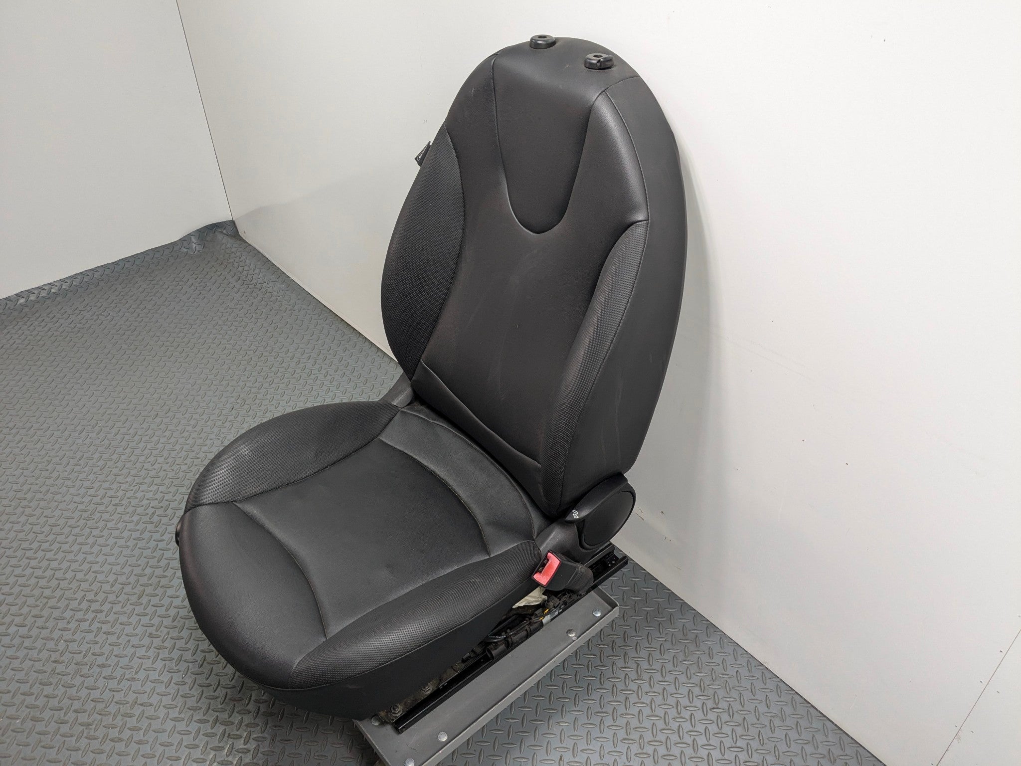 11 - 14 MINI COOPER CLUBMAN OEM SEAT BLACK LEATHER WITH BUCKLE FRONT RIGHT SIDE