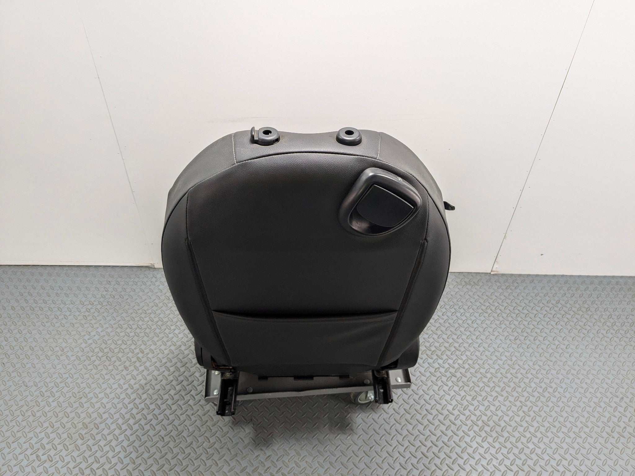 11 - 14 MINI COOPER CLUBMAN OEM SEAT BLACK LEATHER WITH BUCKLE FRONT RIGHT SIDE