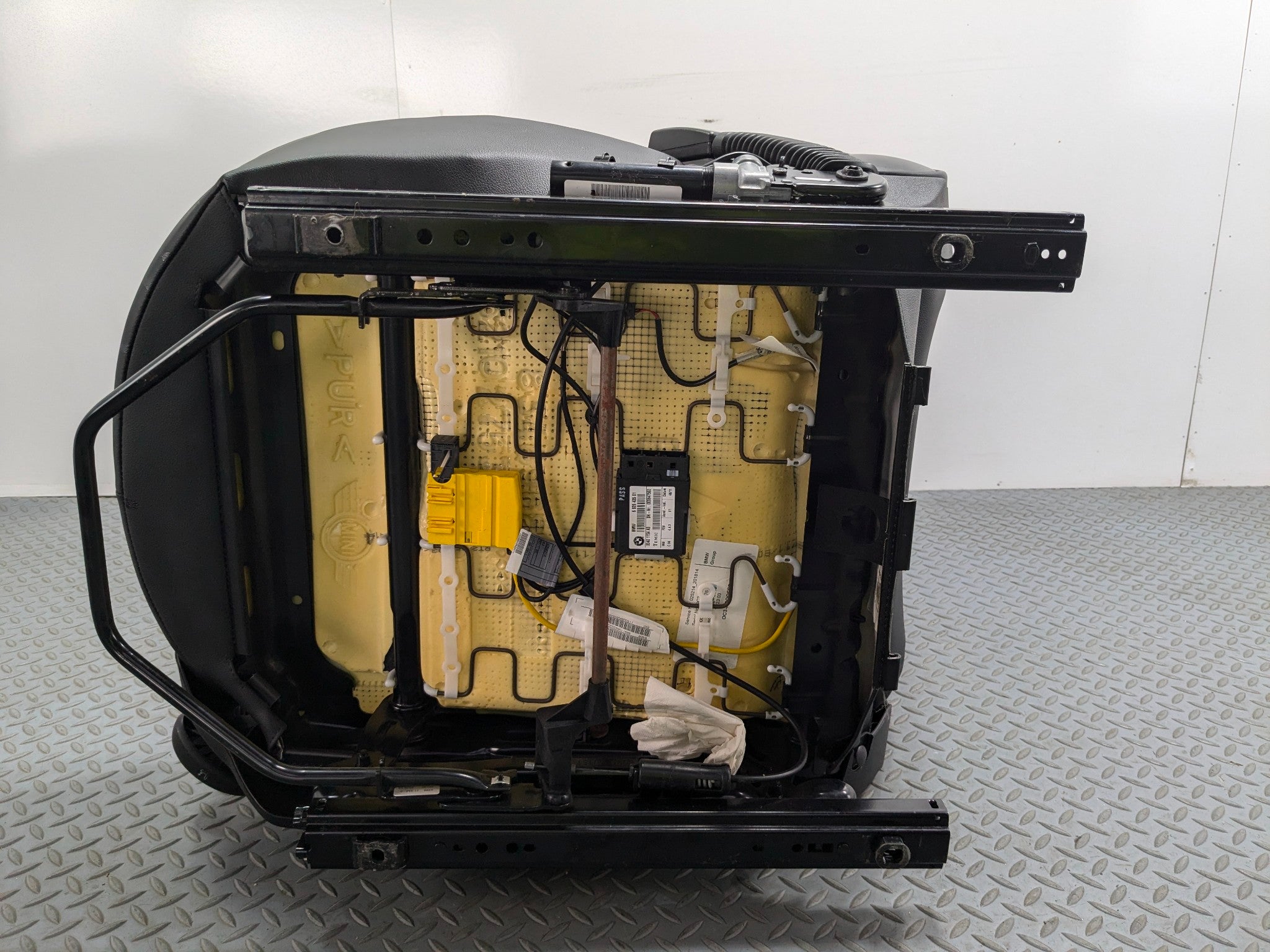 11 - 14 MINI COOPER CLUBMAN OEM SEAT BLACK LEATHER WITH BUCKLE FRONT RIGHT SIDE