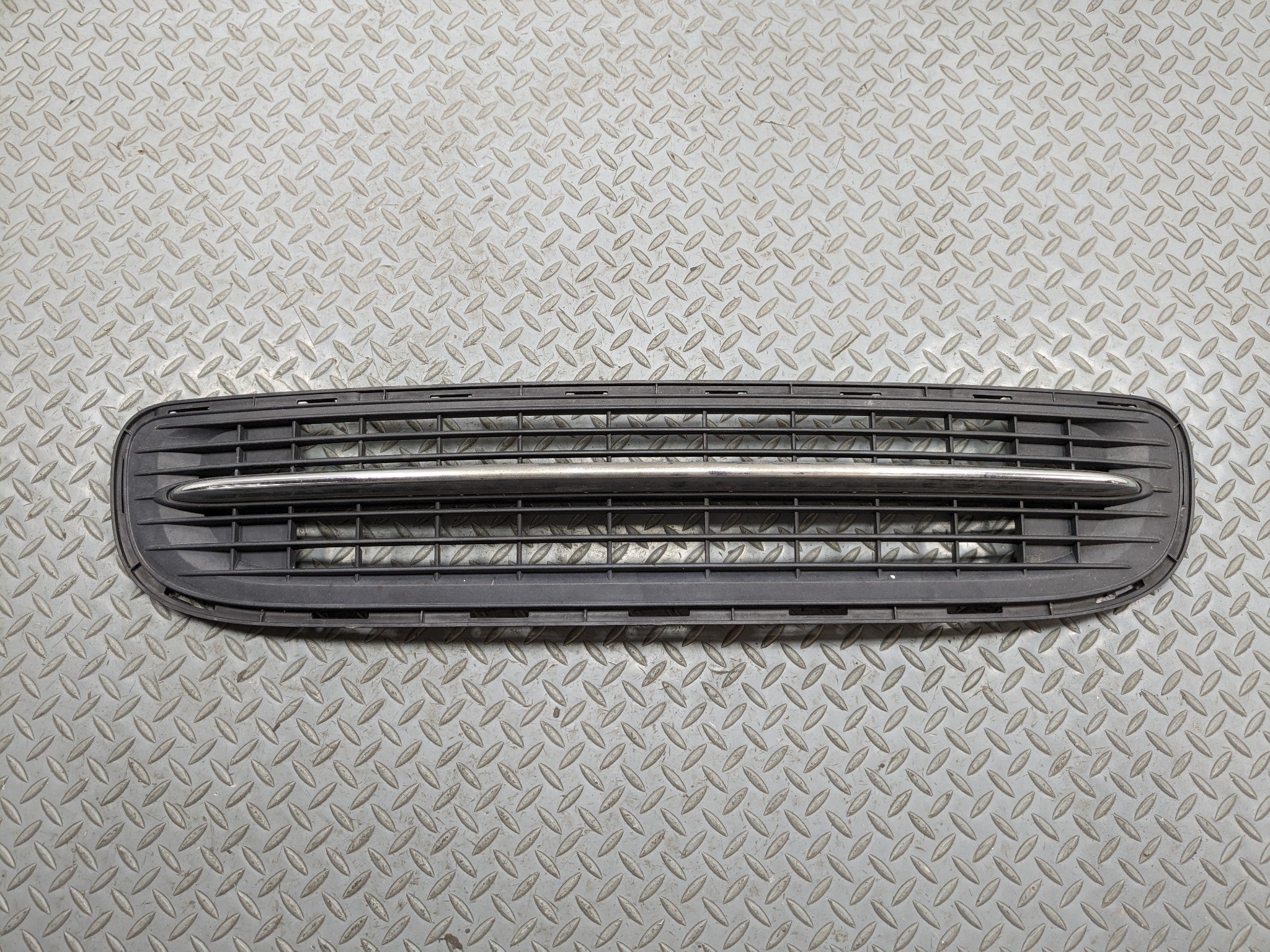11 - 14 MINI COOPER CLUBMAN OEM GRILLE TRIM PANEL ASSEMBLY FRONT LOWER CENTER