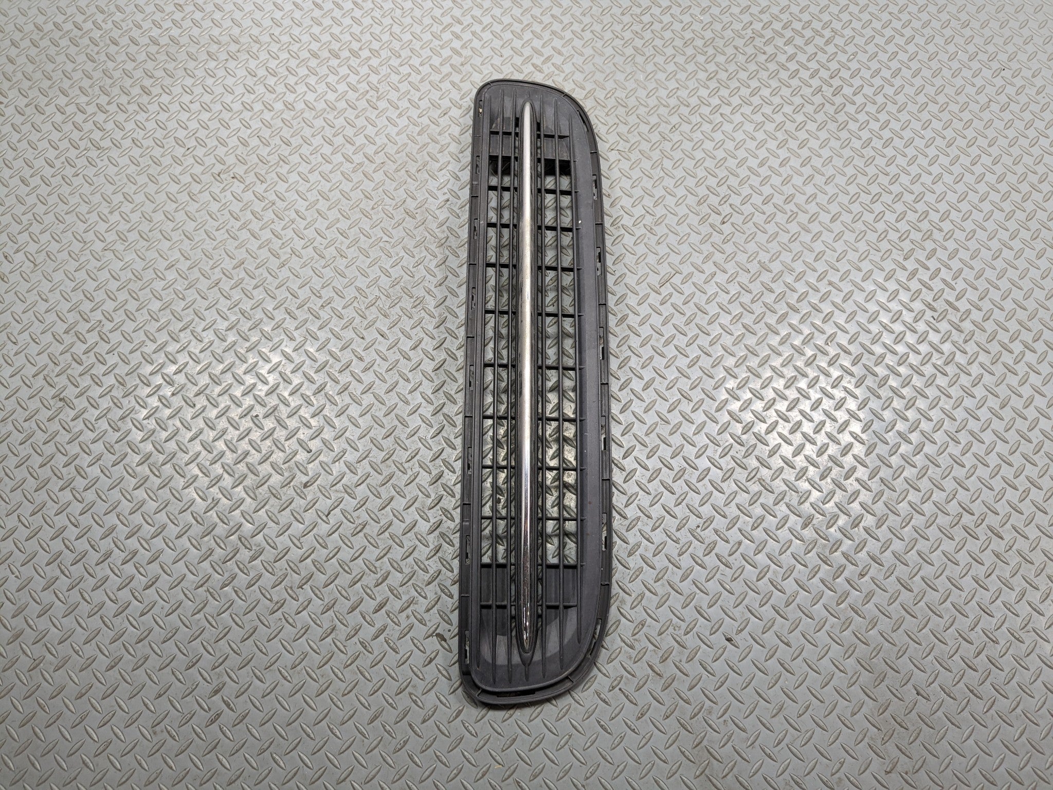 11 - 14 MINI COOPER CLUBMAN OEM GRILLE TRIM PANEL ASSEMBLY FRONT LOWER CENTER