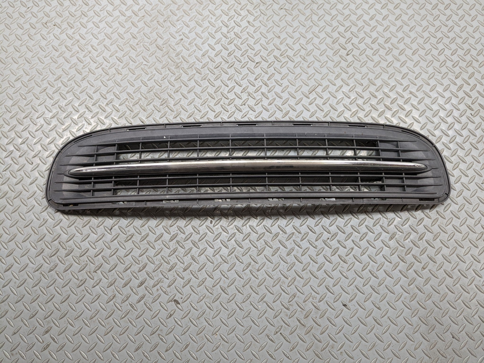 11 - 14 MINI COOPER CLUBMAN OEM GRILLE TRIM PANEL ASSEMBLY FRONT LOWER CENTER