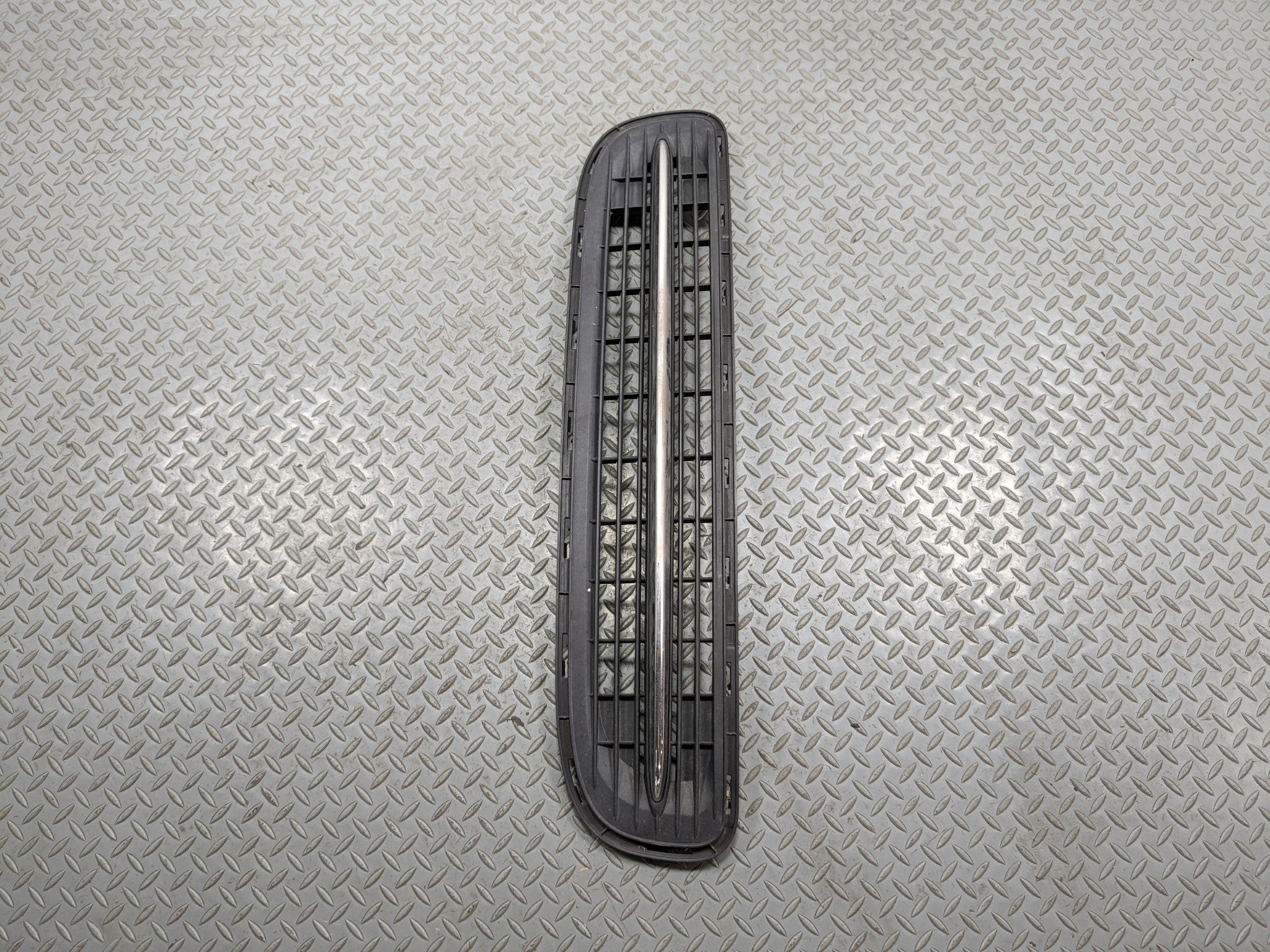 11 - 14 MINI COOPER CLUBMAN OEM GRILLE TRIM PANEL ASSEMBLY FRONT LOWER CENTER