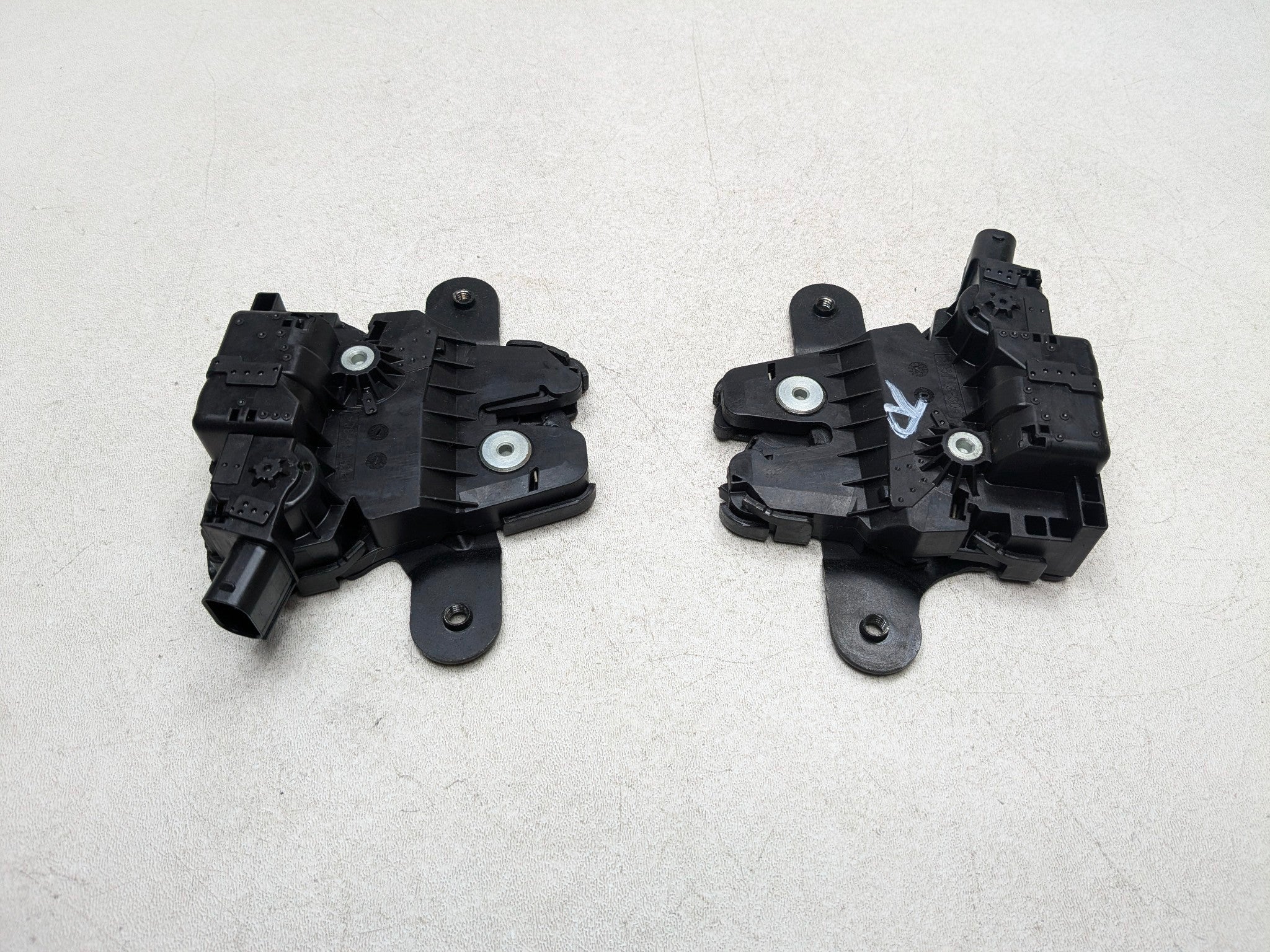 11 - 14 MINI COOPER CLUBMAN OEM LID LATCH TRUNK LOCK RELEASE REAR LEFT AND RIGHT