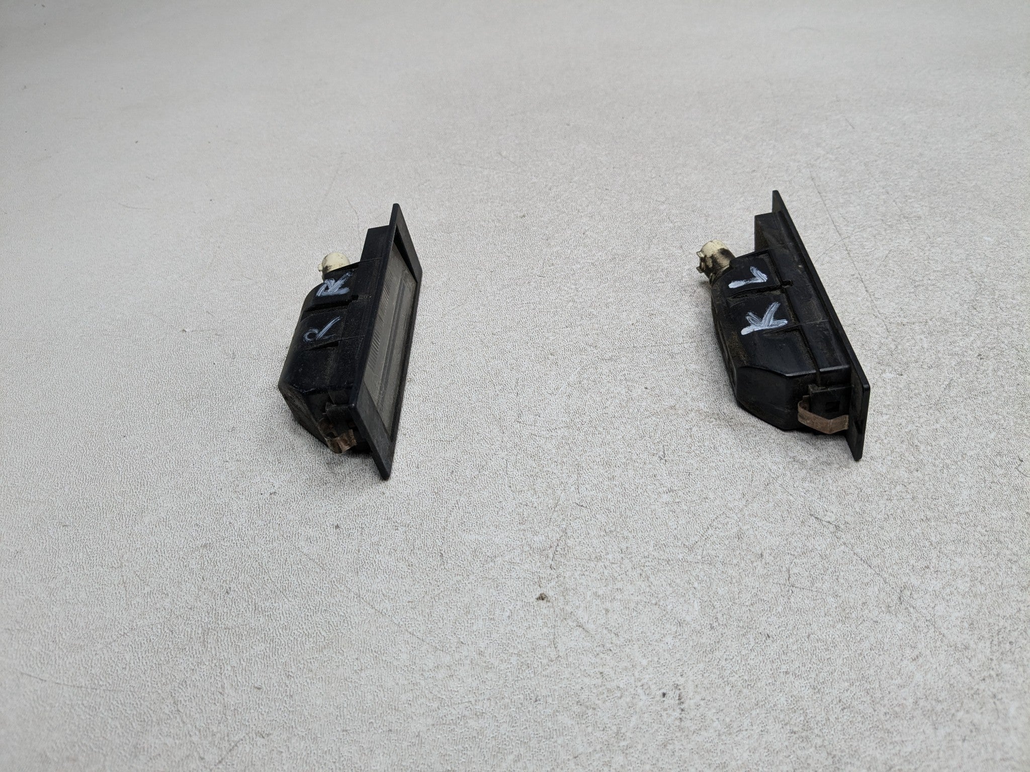 2011 - 2014 MINI COOPER CLUBMAN OEM LICENSE PLATE LIGHT SET REAR LEFT AND RIGHT