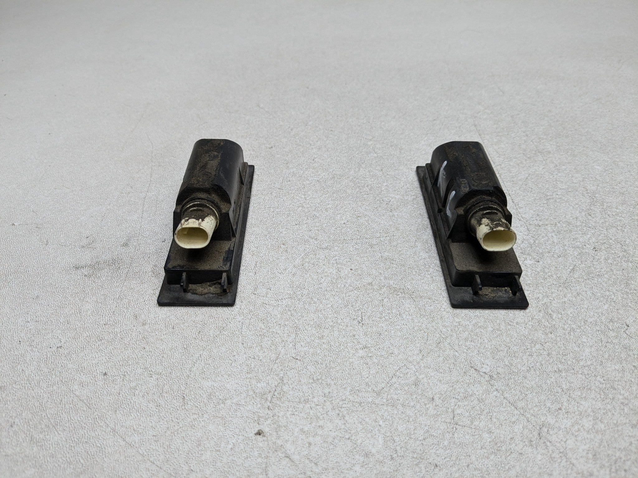 2011 - 2014 MINI COOPER CLUBMAN OEM LICENSE PLATE LIGHT SET REAR LEFT AND RIGHT