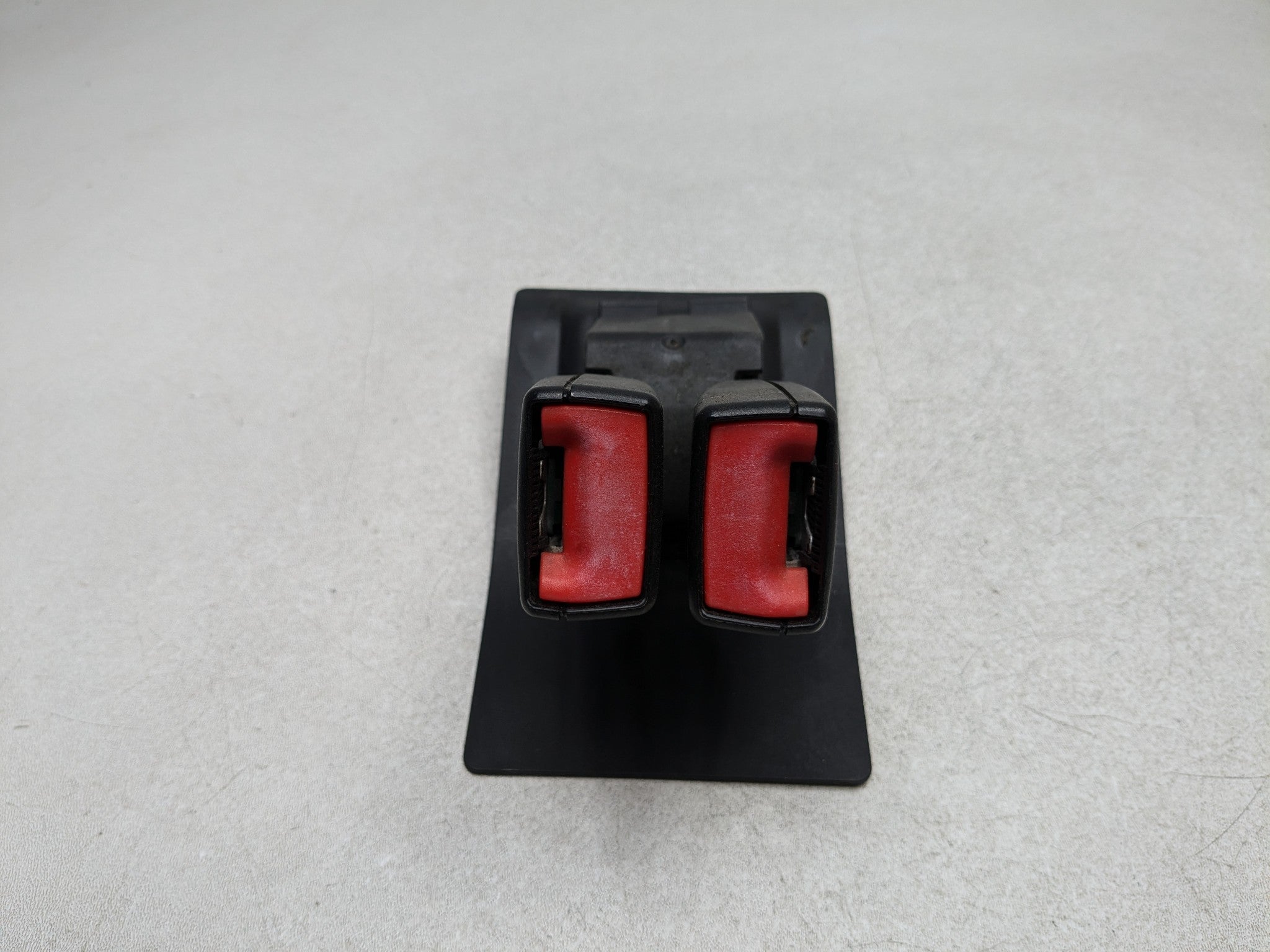 2011 - 2014 MINI COOPER CLUBMAN OEM SEAT BELT BUCKLE RECEIVER LATCH REAR CENTER