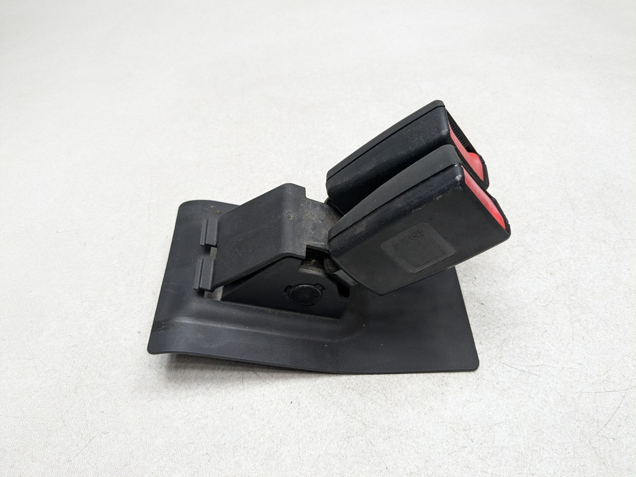 2011 - 2014 MINI COOPER CLUBMAN OEM SEAT BELT BUCKLE RECEIVER LATCH REAR CENTER