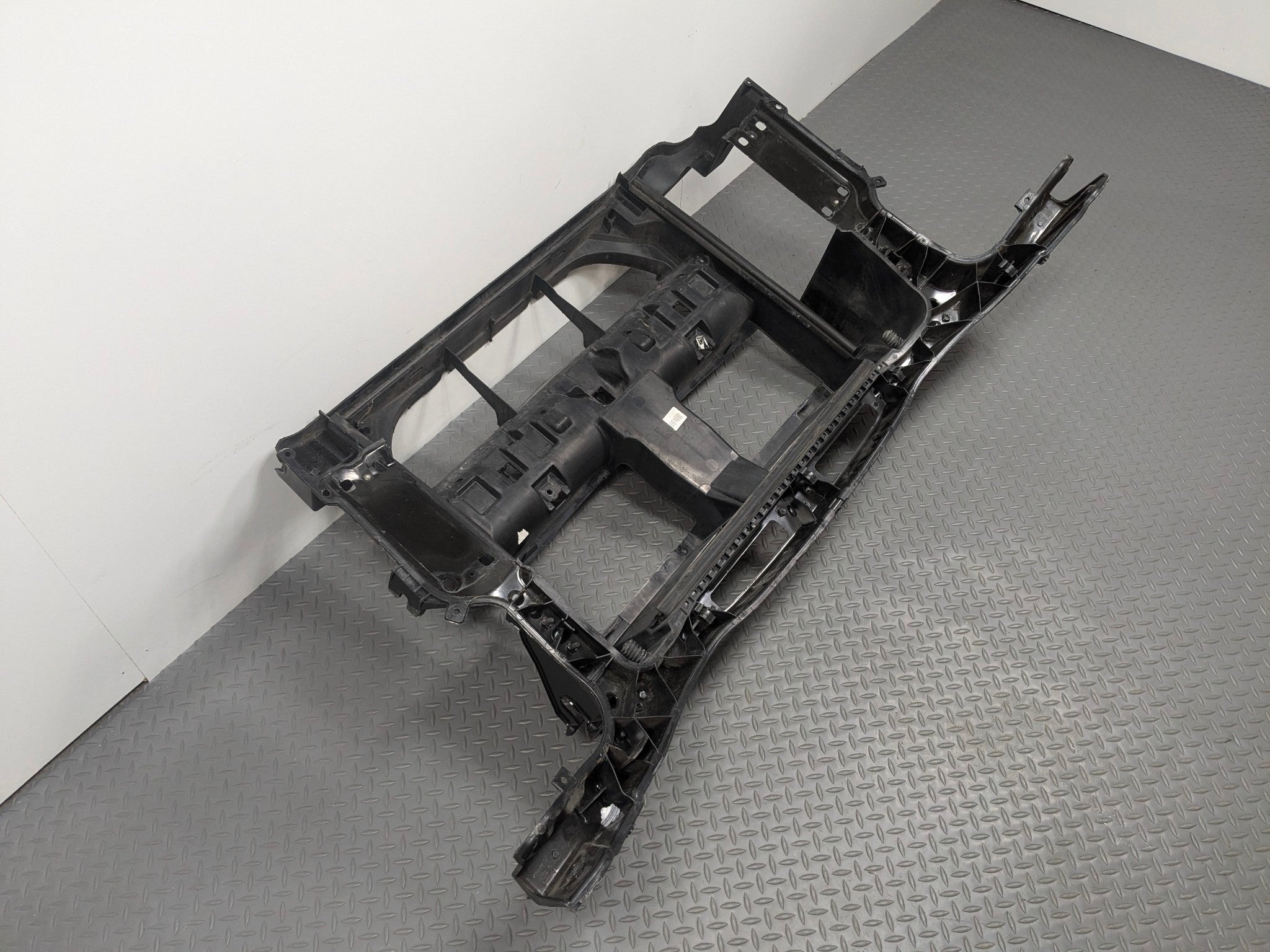 2013 - 2015 BMW X1 OEM HEADER PANEL RADIATOR CORE SUPPORT CLIP ASSEMBLY FRONT