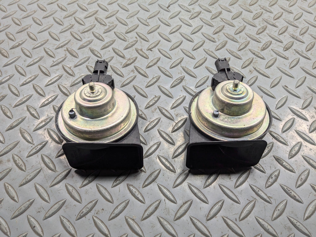 2013 - 2015 BMW X1 OEM LOW AND HIGH TONE PITCH NOTE SIGNAL HORN SET OF 2