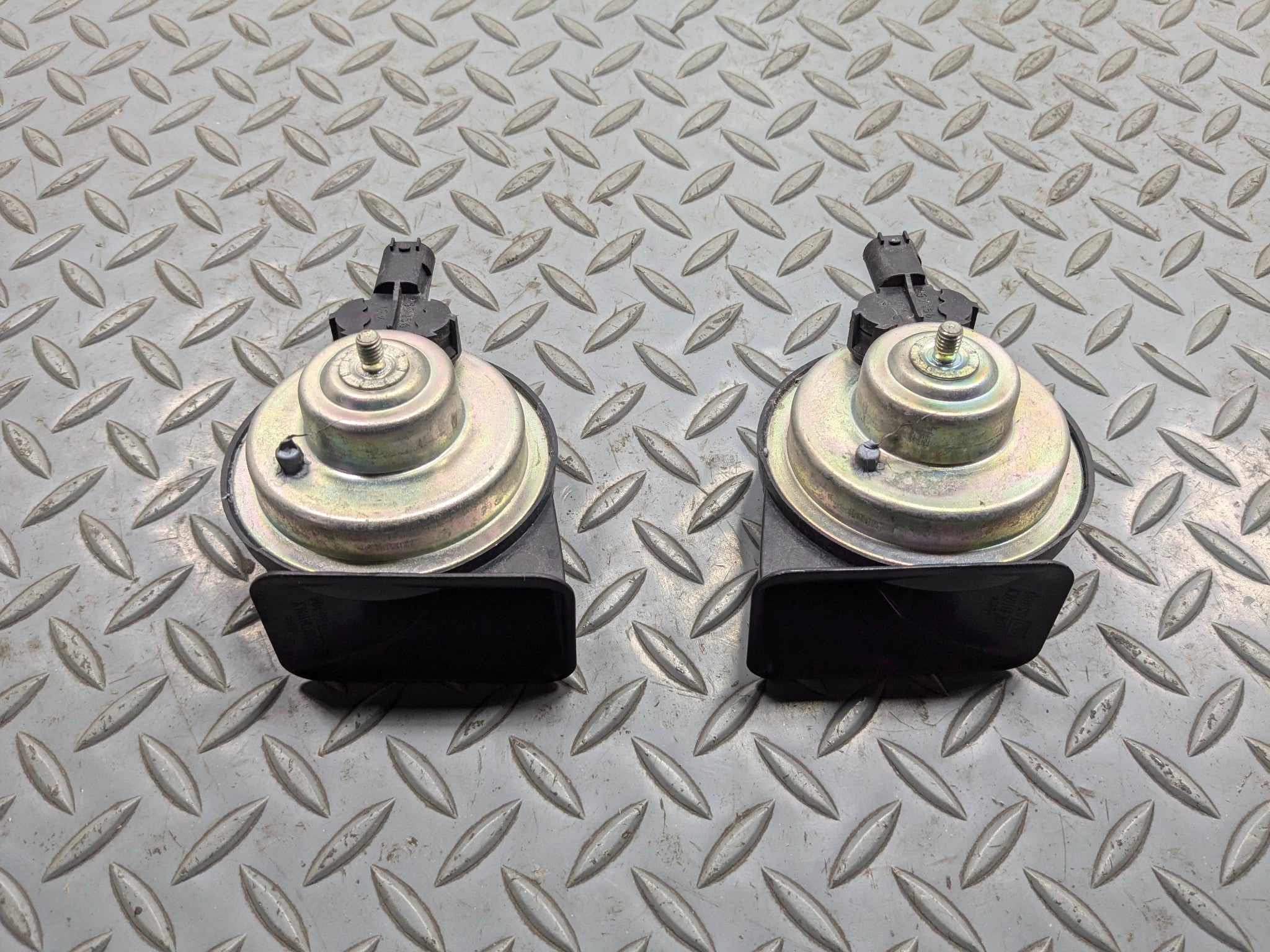 2013 - 2015 BMW X1 OEM LOW AND HIGH TONE PITCH NOTE SIGNAL HORN SET OF 2