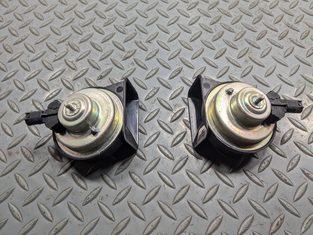 2013 - 2015 BMW X1 OEM LOW AND HIGH TONE PITCH NOTE SIGNAL HORN SET OF 2