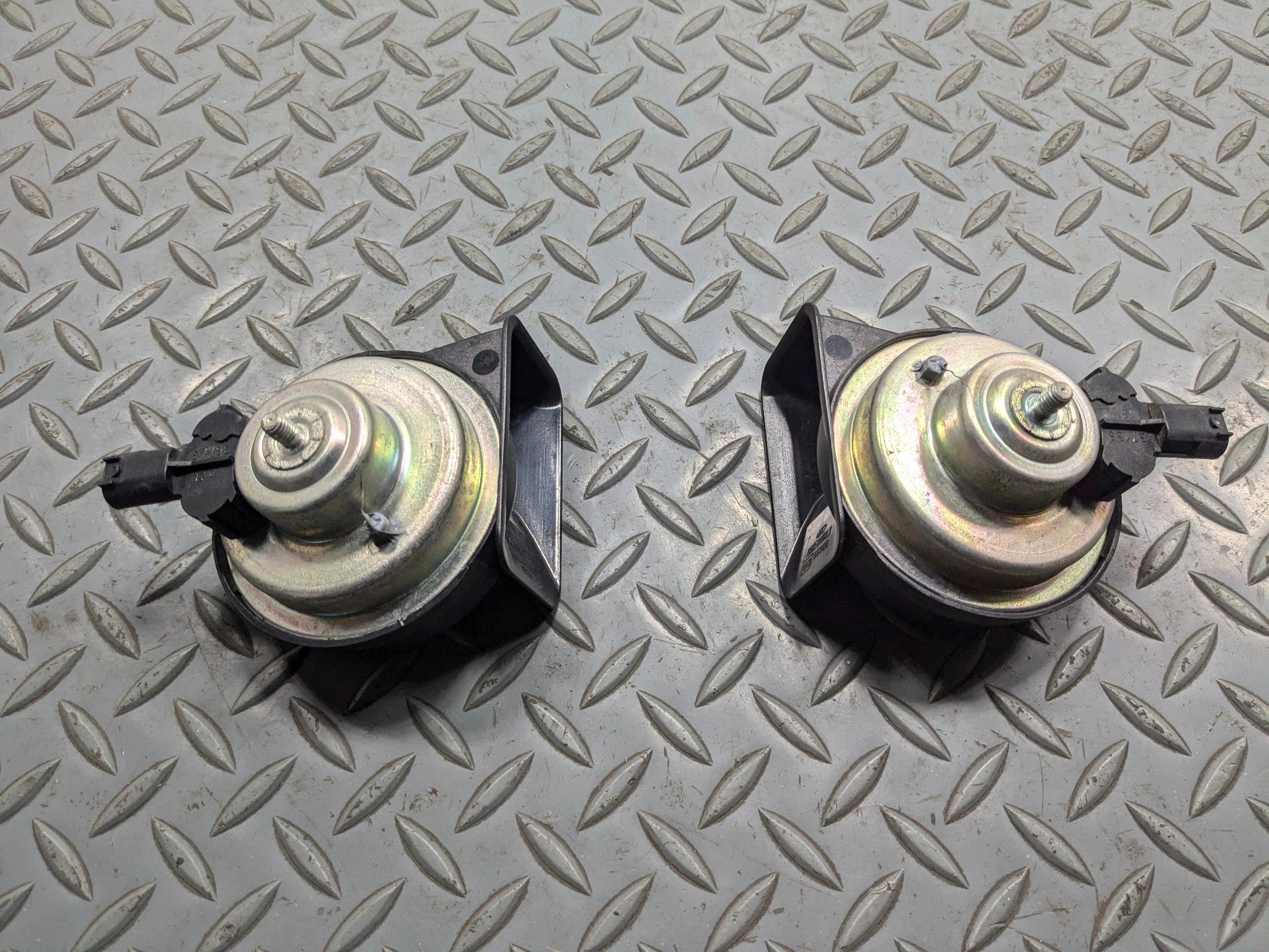 2013 - 2015 BMW X1 OEM LOW AND HIGH TONE PITCH NOTE SIGNAL HORN SET OF 2