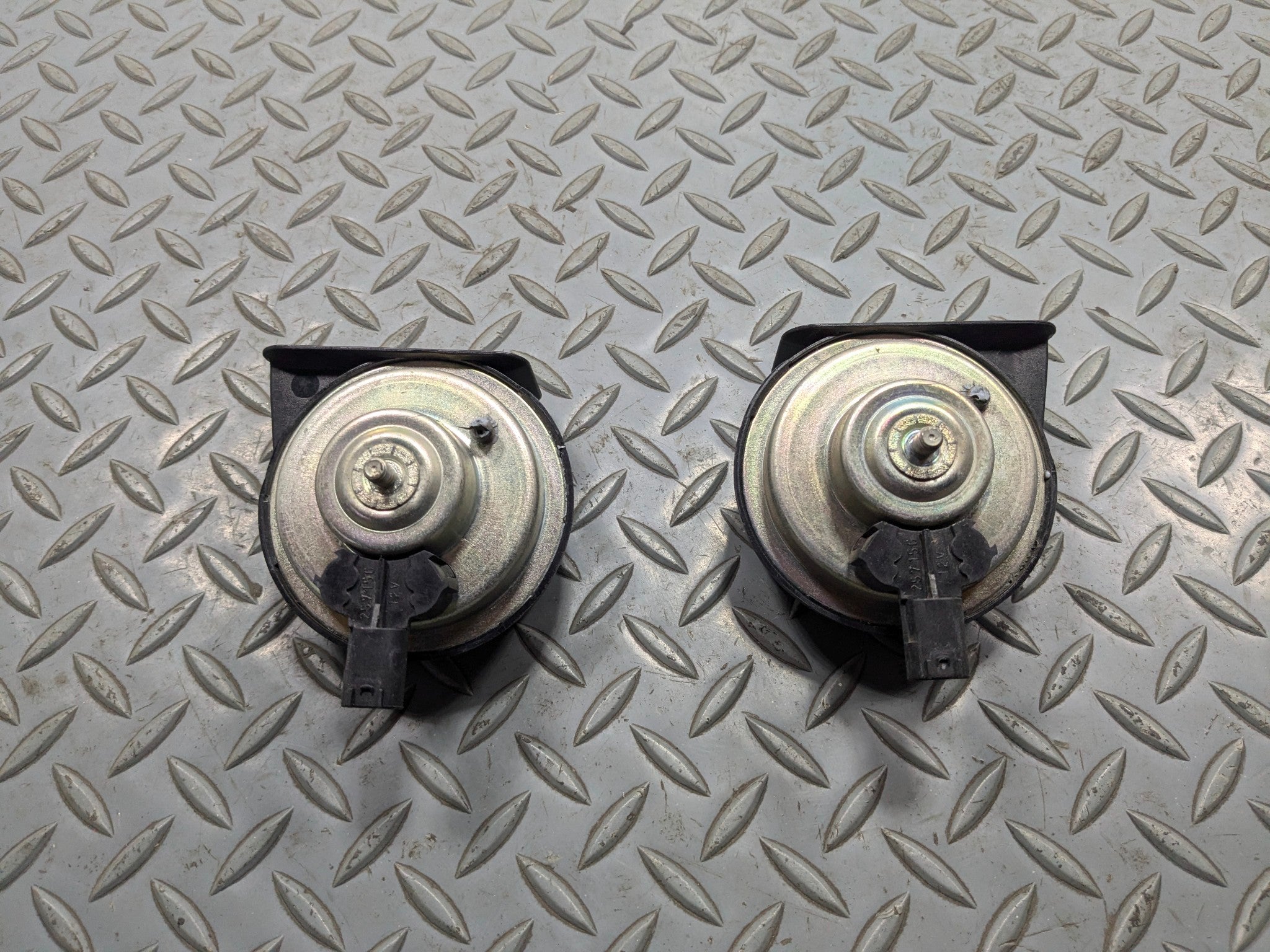 2013 - 2015 BMW X1 OEM LOW AND HIGH TONE PITCH NOTE SIGNAL HORN SET OF 2