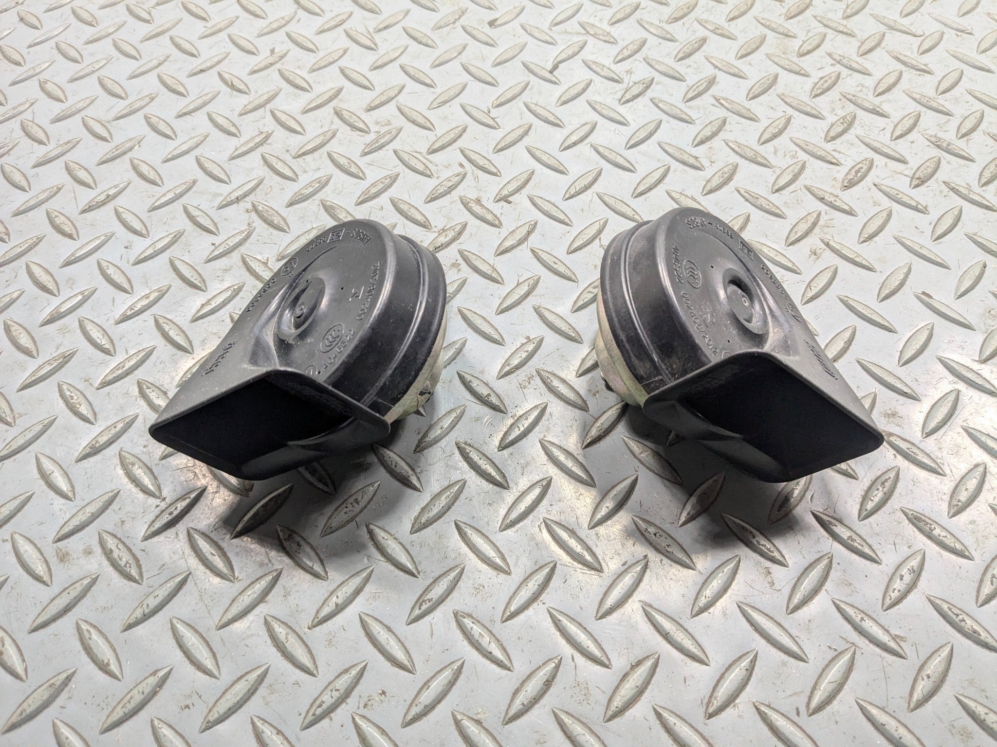 2013 - 2015 BMW X1 OEM LOW AND HIGH TONE PITCH NOTE SIGNAL HORN SET OF 2