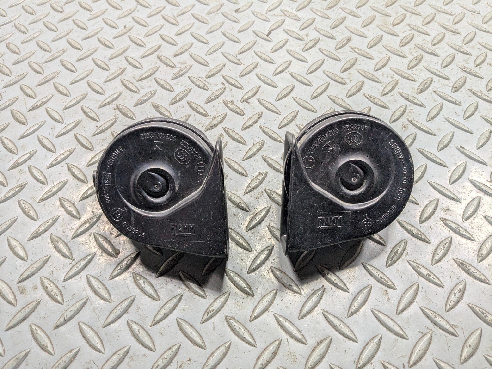 2013 - 2015 BMW X1 OEM LOW AND HIGH TONE PITCH NOTE SIGNAL HORN SET OF 2