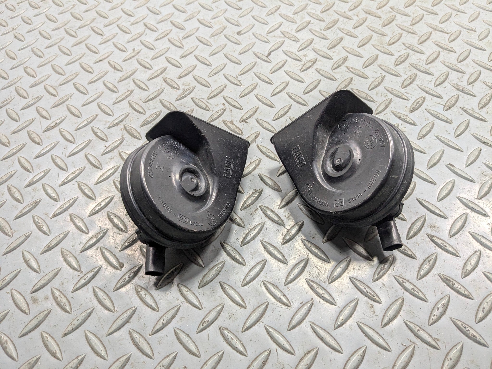 2013 - 2015 BMW X1 OEM LOW AND HIGH TONE PITCH NOTE SIGNAL HORN SET OF 2