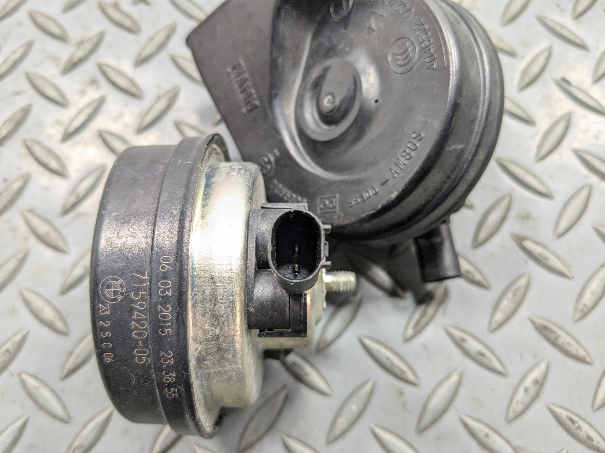 2013 - 2015 BMW X1 OEM LOW AND HIGH TONE PITCH NOTE SIGNAL HORN SET OF 2