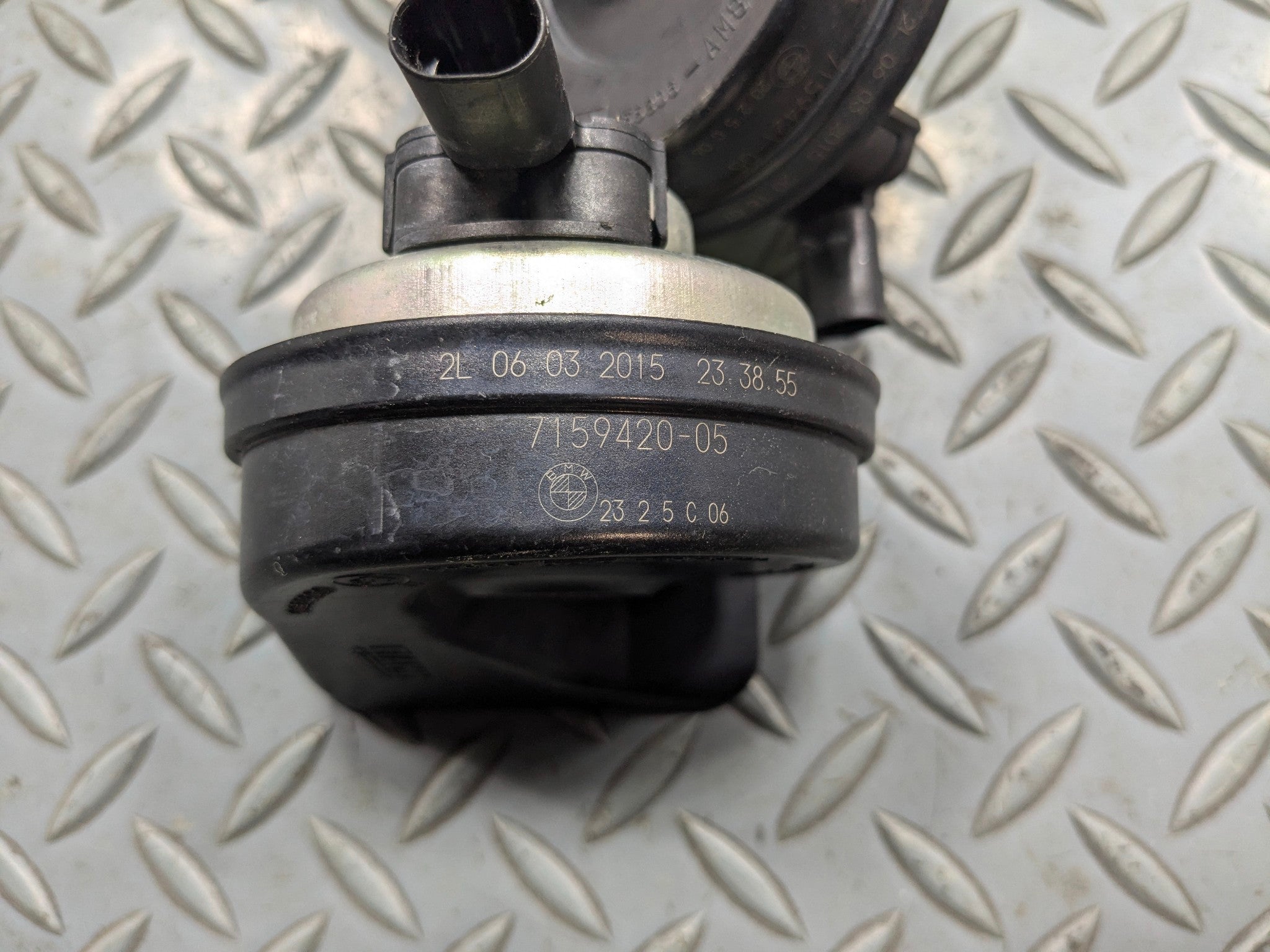 2013 - 2015 BMW X1 OEM LOW AND HIGH TONE PITCH NOTE SIGNAL HORN SET OF 2