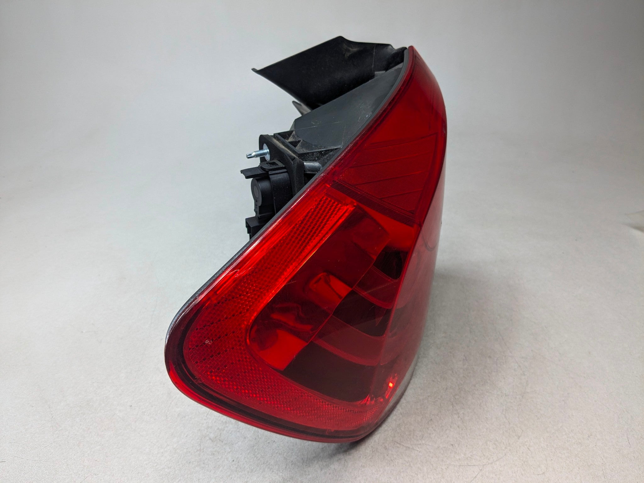 2013 - 2015 BMW X1 OEM OUTER TAIL LIGHT ASSEMBLY QUARTER MOUNTED REAR LEFT SIDE