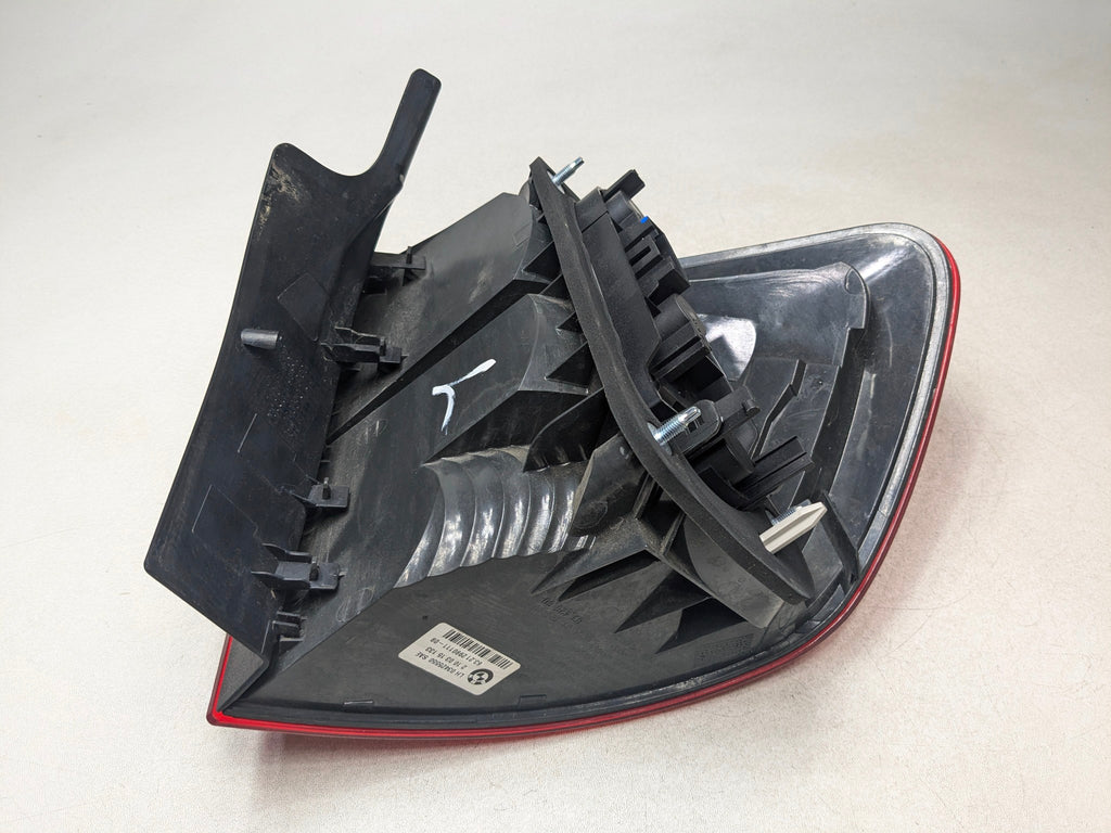 2013 - 2015 BMW X1 OEM OUTER TAIL LIGHT ASSEMBLY QUARTER MOUNTED REAR LEFT SIDE