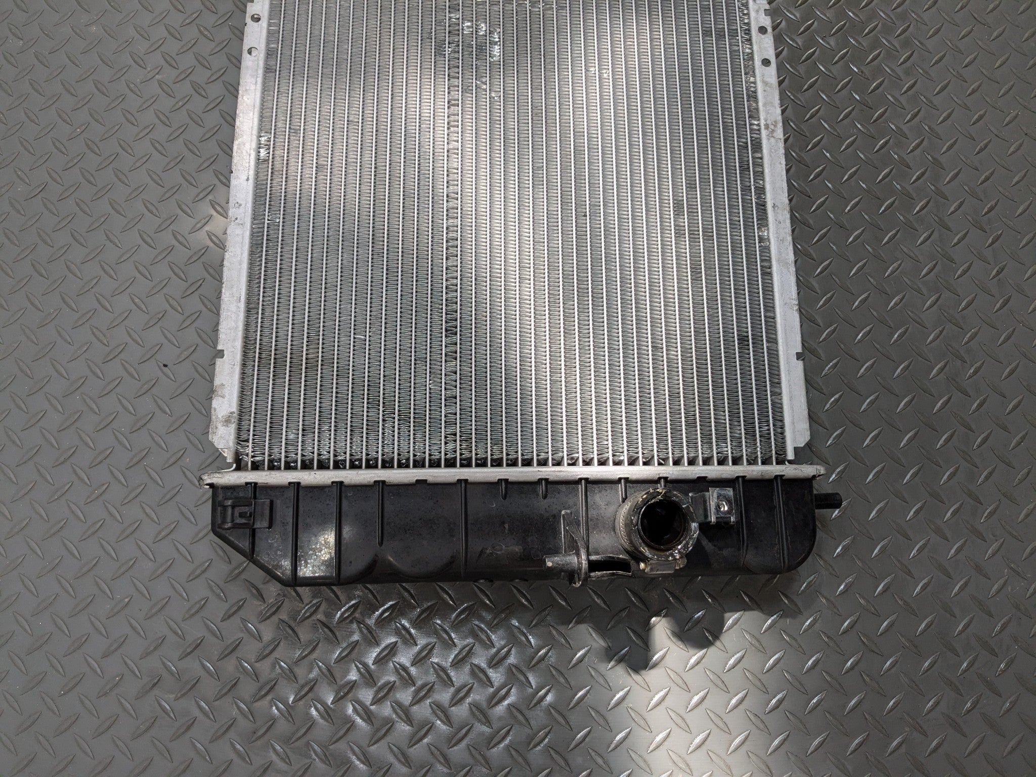 2000 - 2005 CADILLAC DEVILLE OEM ENGINE MOTOR COOLING RADIATOR ASSEMBLY