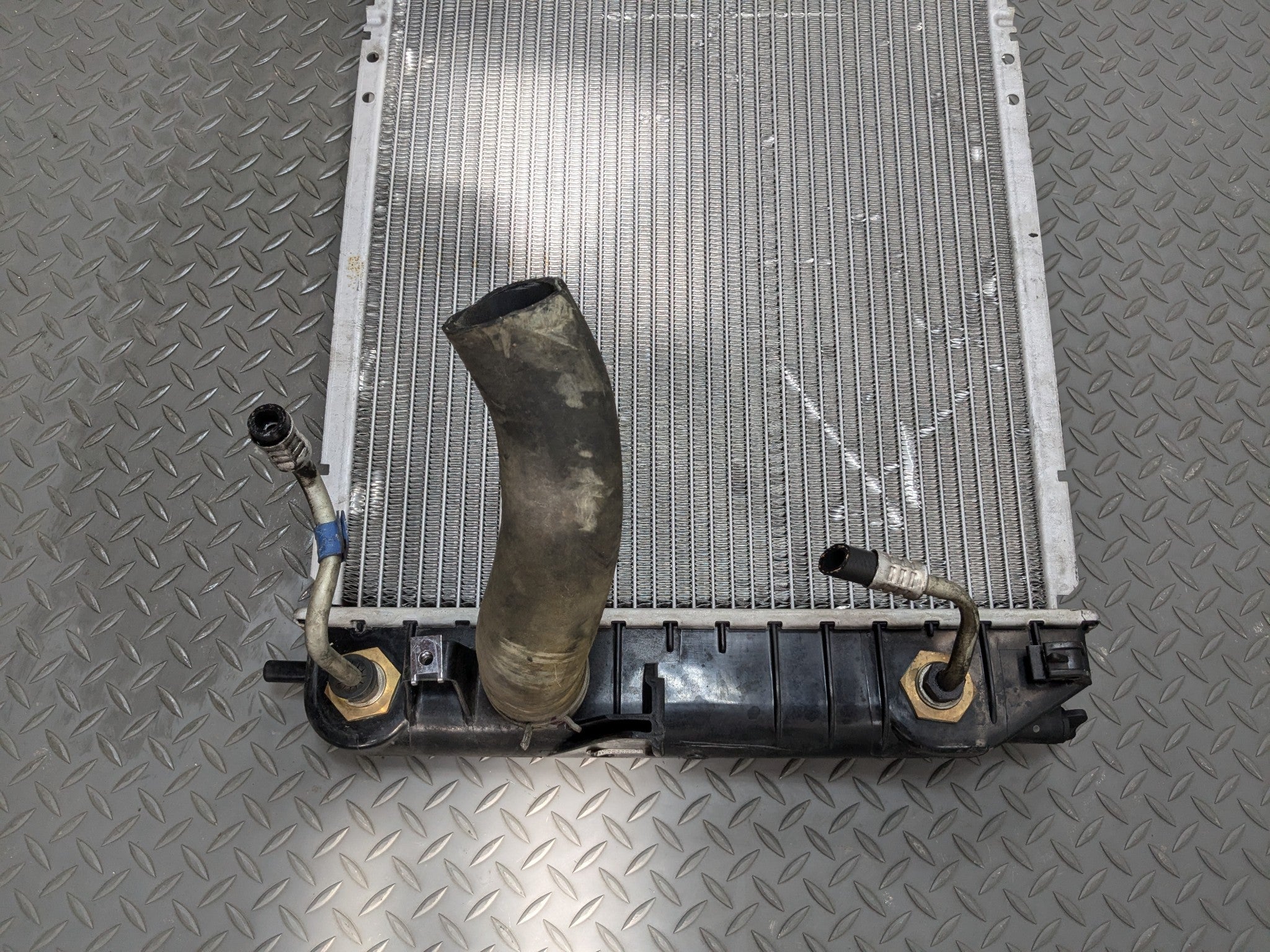 2000 - 2005 CADILLAC DEVILLE OEM ENGINE MOTOR COOLING RADIATOR ASSEMBLY