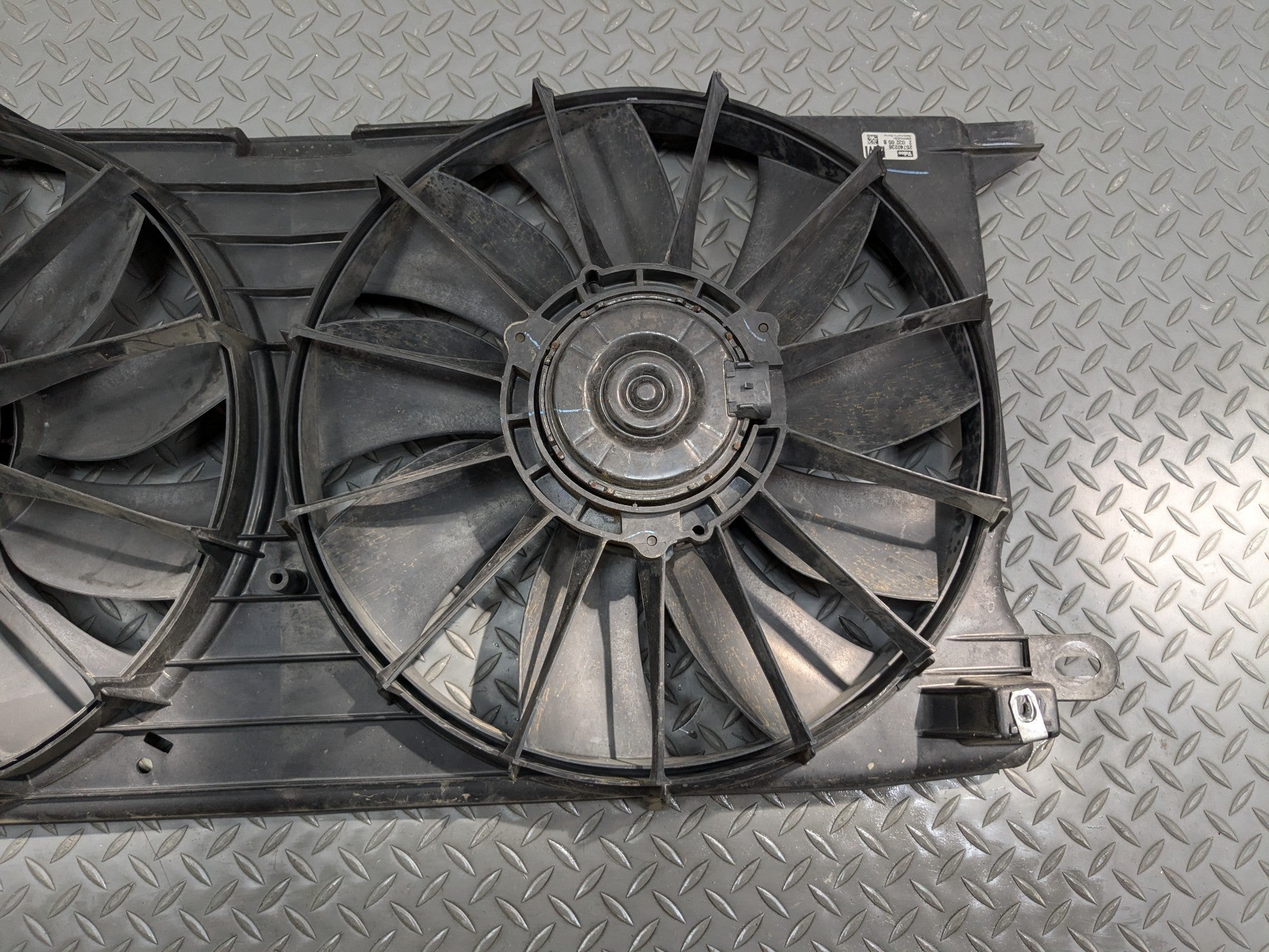 2000 - 2005 CADILLAC DEVILLE OEM ELECTRIC COOLING MOTOR FAN BLADE WITH SHROUD